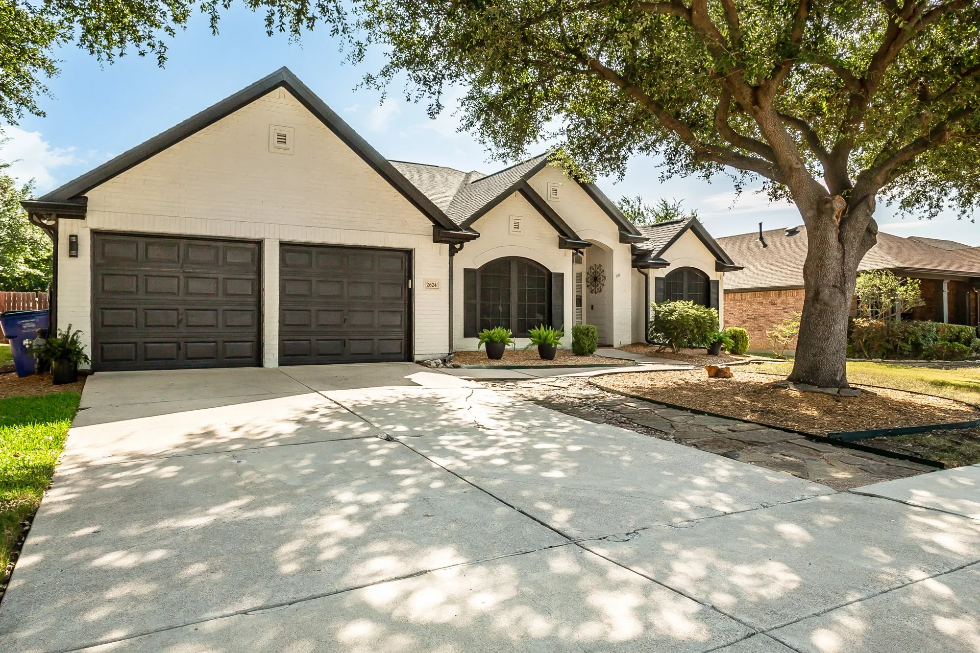 Single Family Residence For Sale in Tarrant County , 2624 Edgefield Trail, Mansfield, Texas 76063, 3 Bedroom, 2 Bathroom, 2 Garage spaces, 2,207 Sqft, built in 2000, mls#21368613, Real Estate Agent in Mansfield, Homes For Sale in Tarrant county, Homes For Sale in Mansfield, Realtor in Mansfield Texas, Real Estate Brokerage Independent Realty Texas, Luminita Cordes Realtor
