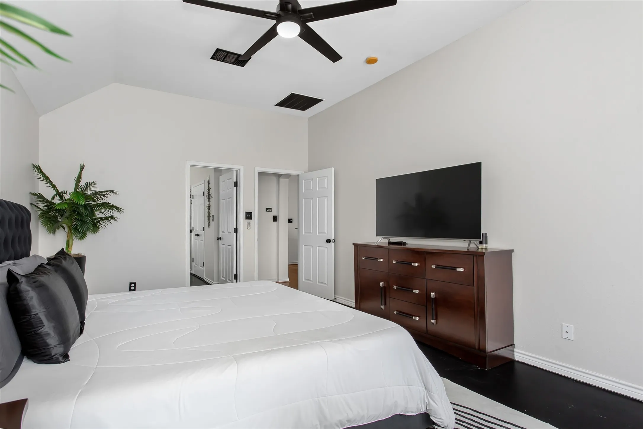 Single Family Residence For Sale in Tarrant County , 2624 Edgefield Trail, Mansfield, Texas 76063, 3 Bedroom, 2 Bathroom, 2 Garage spaces, 2,207 Sqft, built in 2000, mls#21368613, Real Estate Agent in Mansfield, Homes For Sale in Tarrant county, Homes For Sale in Mansfield, Realtor in Mansfield Texas, Real Estate Brokerage Independent Realty Texas, Luminita Cordes Realtor