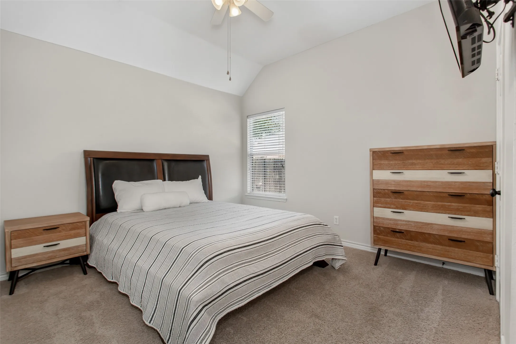 Single Family Residence For Sale in Tarrant County , 2624 Edgefield Trail, Mansfield, Texas 76063, 3 Bedroom, 2 Bathroom, 2 Garage spaces, 2,207 Sqft, built in 2000, mls#21368613, Real Estate Agent in Mansfield, Homes For Sale in Tarrant county, Homes For Sale in Mansfield, Realtor in Mansfield Texas, Real Estate Brokerage Independent Realty Texas, Luminita Cordes Realtor