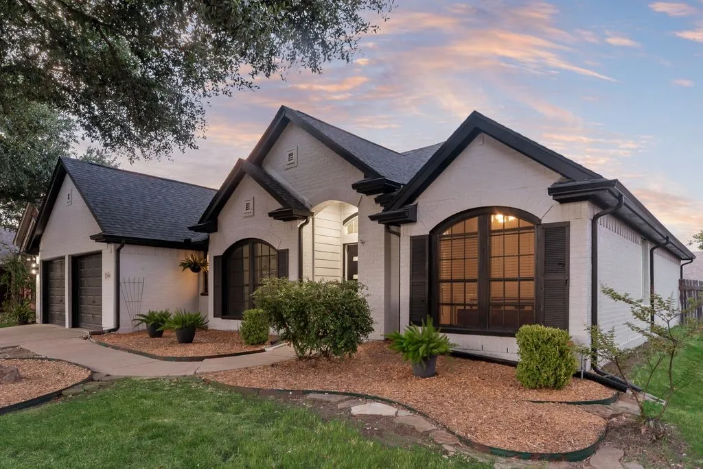 Single Family Residence For Sale in Tarrant County , 2624 Edgefield Trail, Mansfield, Texas 76063, 3 Bedroom, 2 Bathroom, 2 Garage spaces, 2,207 Sqft, built in 2000, mls#21368613, Real Estate Agent in Mansfield, Homes For Sale in Tarrant county, Homes For Sale in Mansfield, Realtor in Mansfield Texas, Real Estate Brokerage Independent Realty Texas, Luminita Cordes Realtor