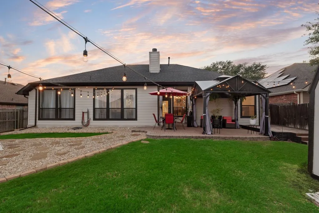 Single Family Residence For Sale in Tarrant County , 2624 Edgefield Trail, Mansfield, Texas 76063, 3 Bedroom, 2 Bathroom, 2 Garage spaces, 2,207 Sqft, built in 2000, mls#21368613, Real Estate Agent in Mansfield, Homes For Sale in Tarrant county, Homes For Sale in Mansfield, Realtor in Mansfield Texas, Real Estate Brokerage Independent Realty Texas, Luminita Cordes Realtor