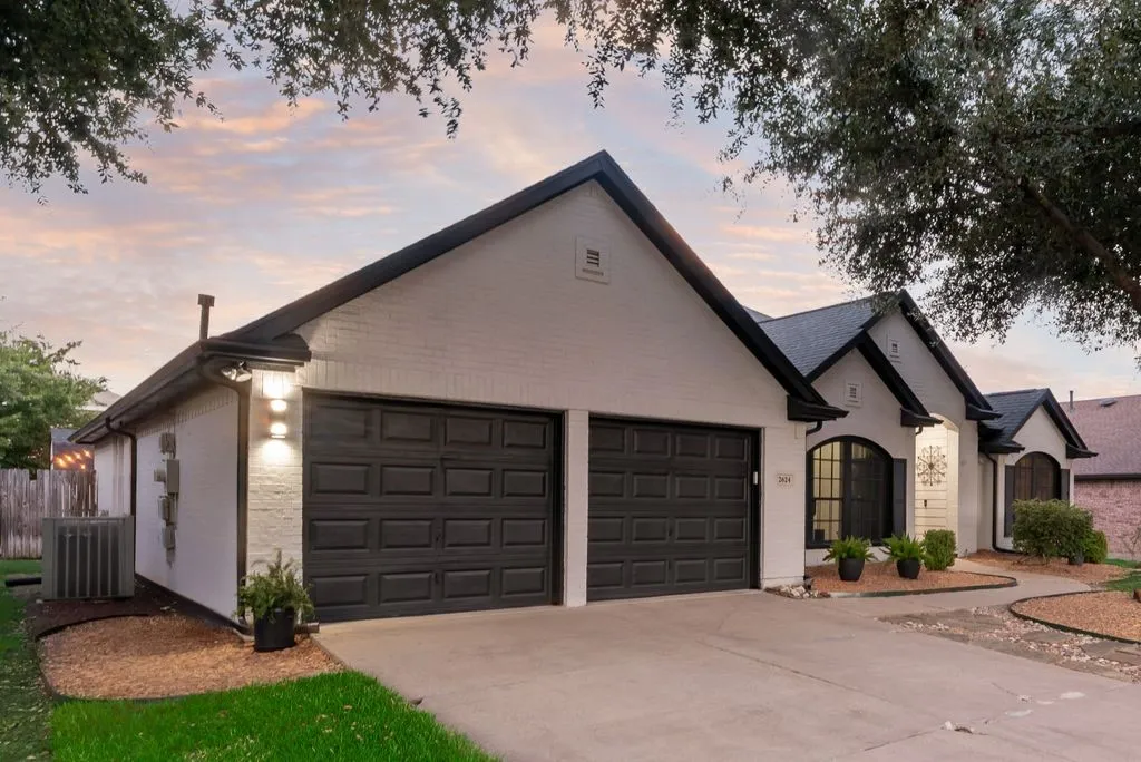 Single Family Residence For Sale in Tarrant County , 2624 Edgefield Trail, Mansfield, Texas 76063, 3 Bedroom, 2 Bathroom, 2 Garage spaces, 2,207 Sqft, built in 2000, mls#21368613, Real Estate Agent in Mansfield, Homes For Sale in Tarrant county, Homes For Sale in Mansfield, Realtor in Mansfield Texas, Real Estate Brokerage Independent Realty Texas, Luminita Cordes Realtor