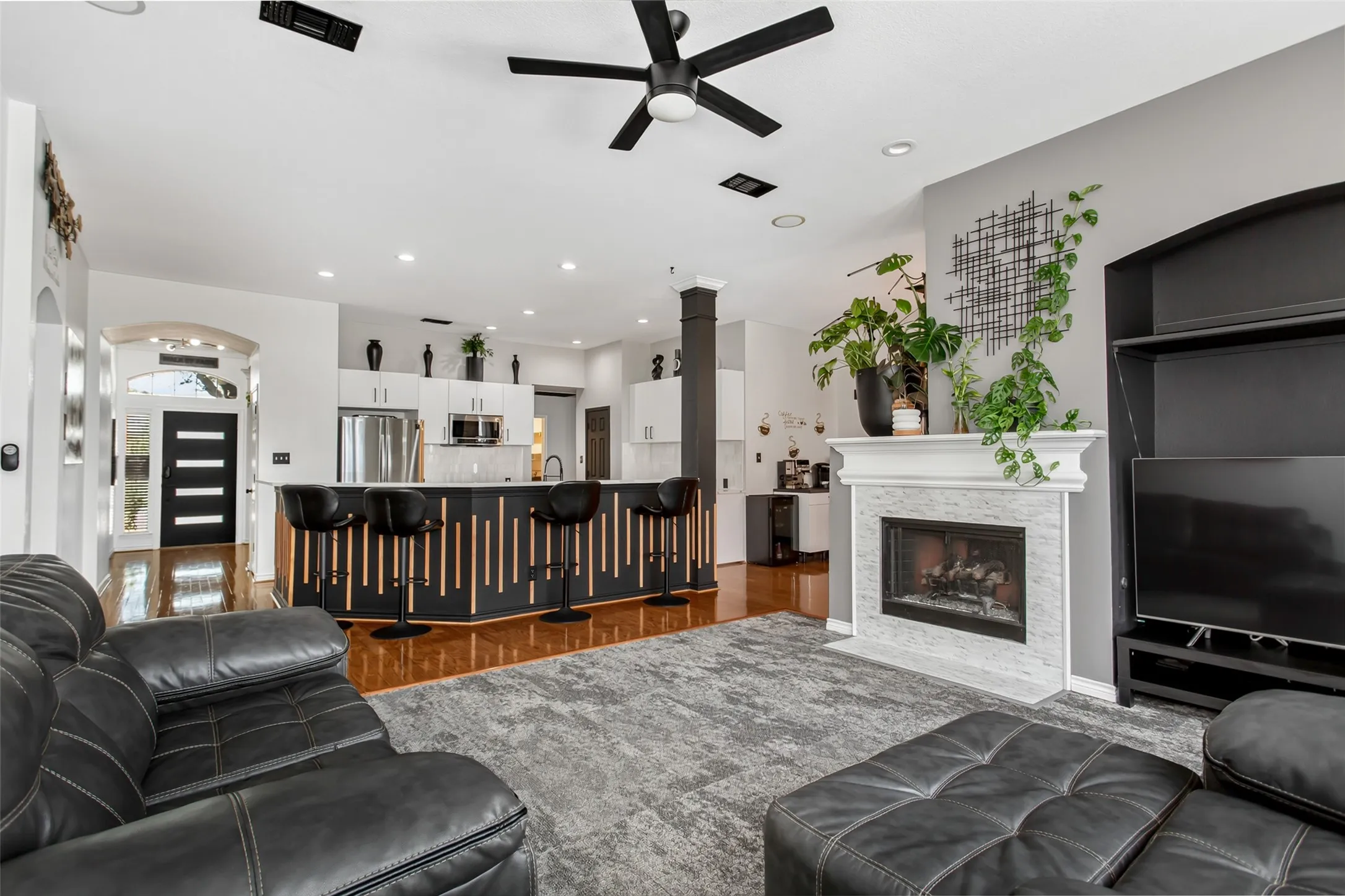 Single Family Residence For Sale in Tarrant County , 2624 Edgefield Trail, Mansfield, Texas 76063, 3 Bedroom, 2 Bathroom, 2 Garage spaces, 2,207 Sqft, built in 2000, mls#21368613, Real Estate Agent in Mansfield, Homes For Sale in Tarrant county, Homes For Sale in Mansfield, Realtor in Mansfield Texas, Real Estate Brokerage Independent Realty Texas, Luminita Cordes Realtor