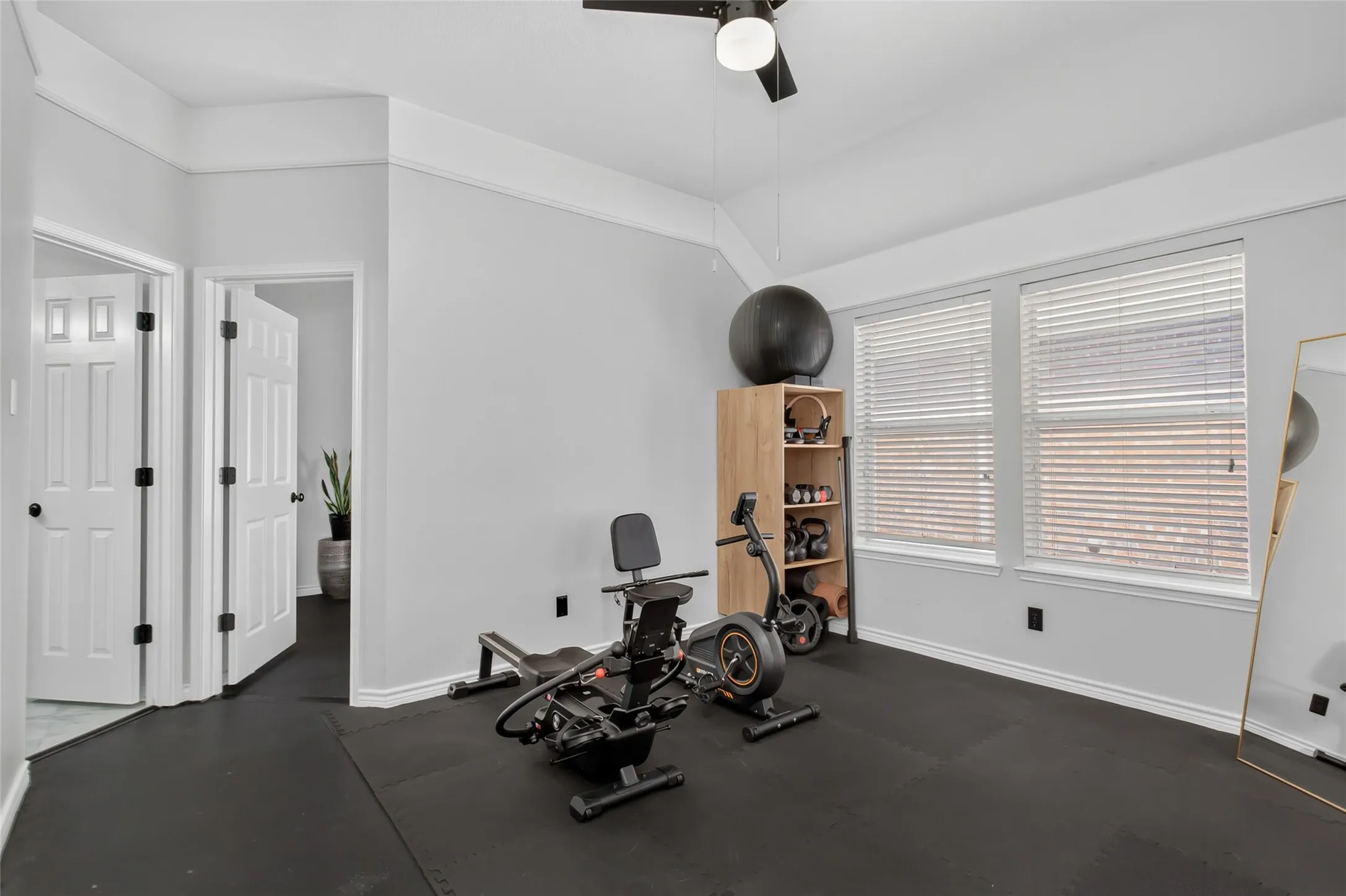 Single Family Residence For Sale in Tarrant County , 2624 Edgefield Trail, Mansfield, Texas 76063, 3 Bedroom, 2 Bathroom, 2 Garage spaces, 2,207 Sqft, built in 2000, mls#21368613, Real Estate Agent in Mansfield, Homes For Sale in Tarrant county, Homes For Sale in Mansfield, Realtor in Mansfield Texas, Real Estate Brokerage Independent Realty Texas, Luminita Cordes Realtor