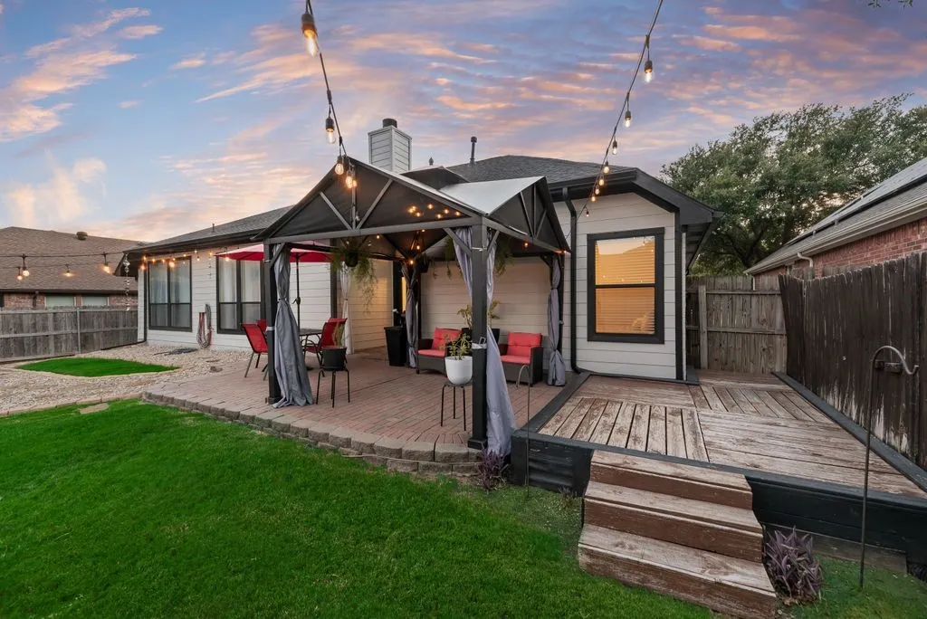 Single Family Residence For Sale in Tarrant County , 2624 Edgefield Trail, Mansfield, Texas 76063, 3 Bedroom, 2 Bathroom, 2 Garage spaces, 2,207 Sqft, built in 2000, mls#21368613, Real Estate Agent in Mansfield, Homes For Sale in Tarrant county, Homes For Sale in Mansfield, Realtor in Mansfield Texas, Real Estate Brokerage Independent Realty Texas, Luminita Cordes Realtor