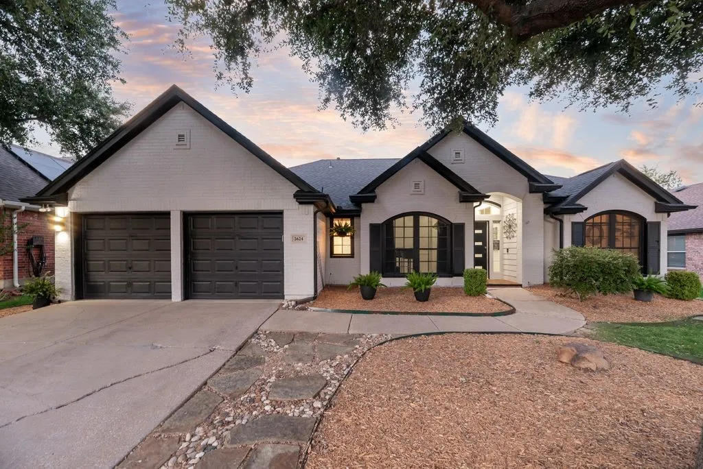 Single Family Residence For Sale in Tarrant County , 2624 Edgefield Trail, Mansfield, Texas 76063, 3 Bedroom, 2 Bathroom, 2 Garage spaces, 2,207 Sqft, built in 2000, mls#21368613, Real Estate Agent in Mansfield, Homes For Sale in Tarrant county, Homes For Sale in Mansfield, Realtor in Mansfield Texas, Real Estate Brokerage Independent Realty Texas, Luminita Cordes Realtor