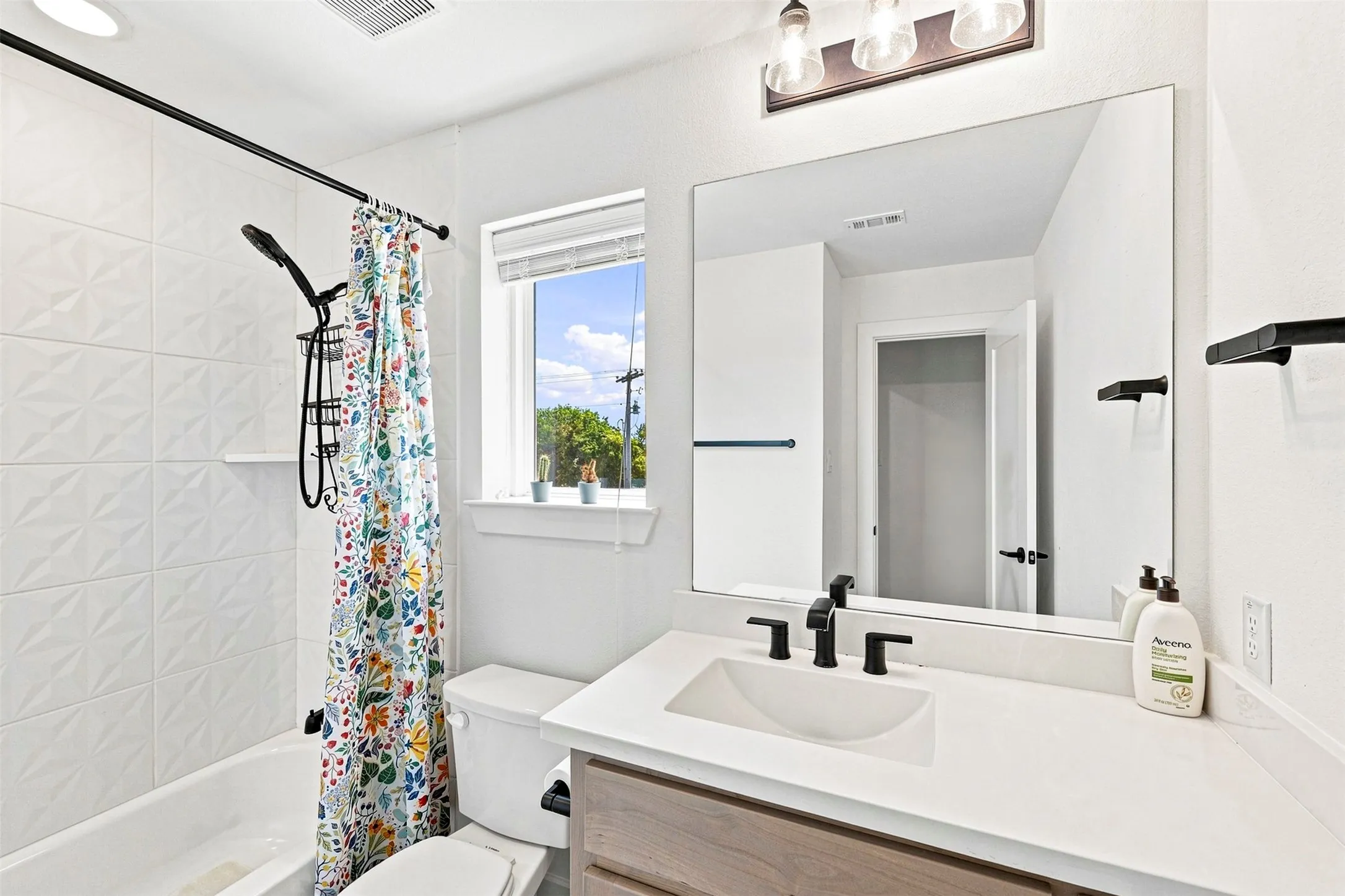 Single Family Residence For Rent in Collin County , 15561 Songbird Street, Frisco, Texas 75035, 5 Bedroom, 6 Bathroom, 3 Garage spaces, 3,739 Sqft, built in 2023, mls#21370309, Real Estate Agent in Frisco, Homes For Rent in Collin county, Homes For Rent in Frisco, Realtor in Frisco Texas, Real Estate Brokerage Independent Realty Texas, Luminita Cordes Realtor