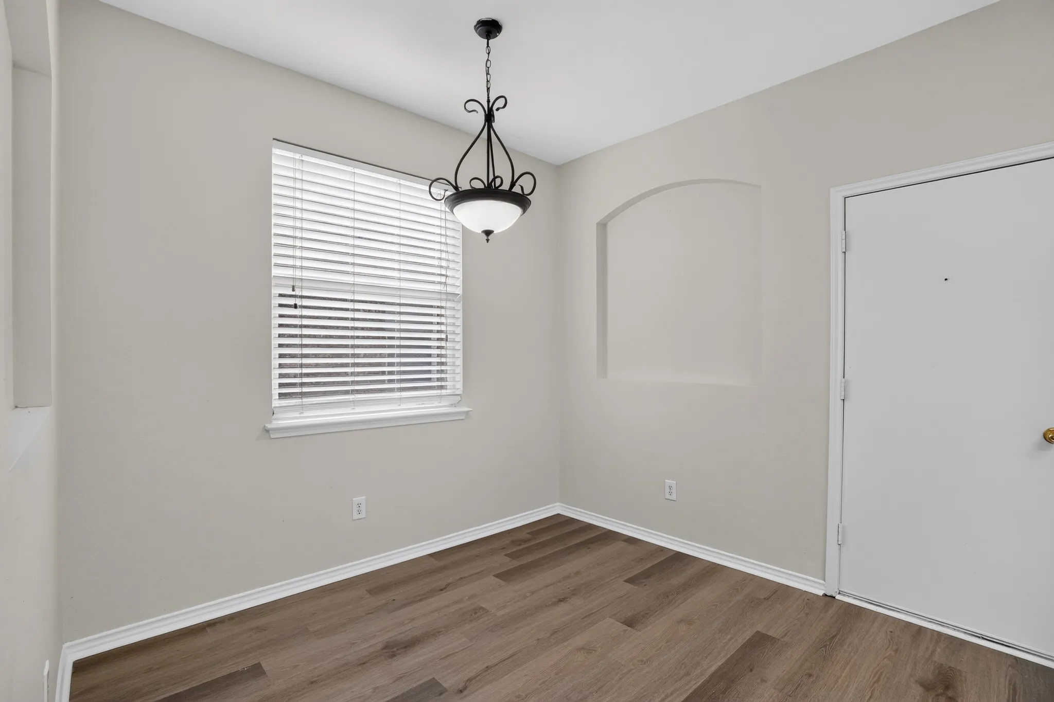Single Family Residence For Sale in Dallas County , 1213 Spring Water Drive, Lancaster, Texas 75134, 4 Bedroom, 3 Bathroom, 2 Garage spaces, 2,676 Sqft, built in 2004, mls#21370330, Real Estate Agent in Lancaster, Homes For Sale in Dallas county, Homes For Sale in Lancaster, Realtor in Lancaster Texas, Real Estate Brokerage Independent Realty Texas, Luminita Cordes Realtor