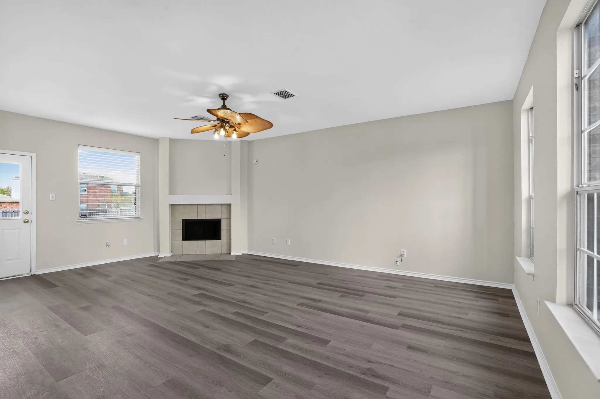 Single Family Residence For Sale in Dallas County , 1213 Spring Water Drive, Lancaster, Texas 75134, 4 Bedroom, 3 Bathroom, 2 Garage spaces, 2,676 Sqft, built in 2004, mls#21370330, Real Estate Agent in Lancaster, Homes For Sale in Dallas county, Homes For Sale in Lancaster, Realtor in Lancaster Texas, Real Estate Brokerage Independent Realty Texas, Luminita Cordes Realtor