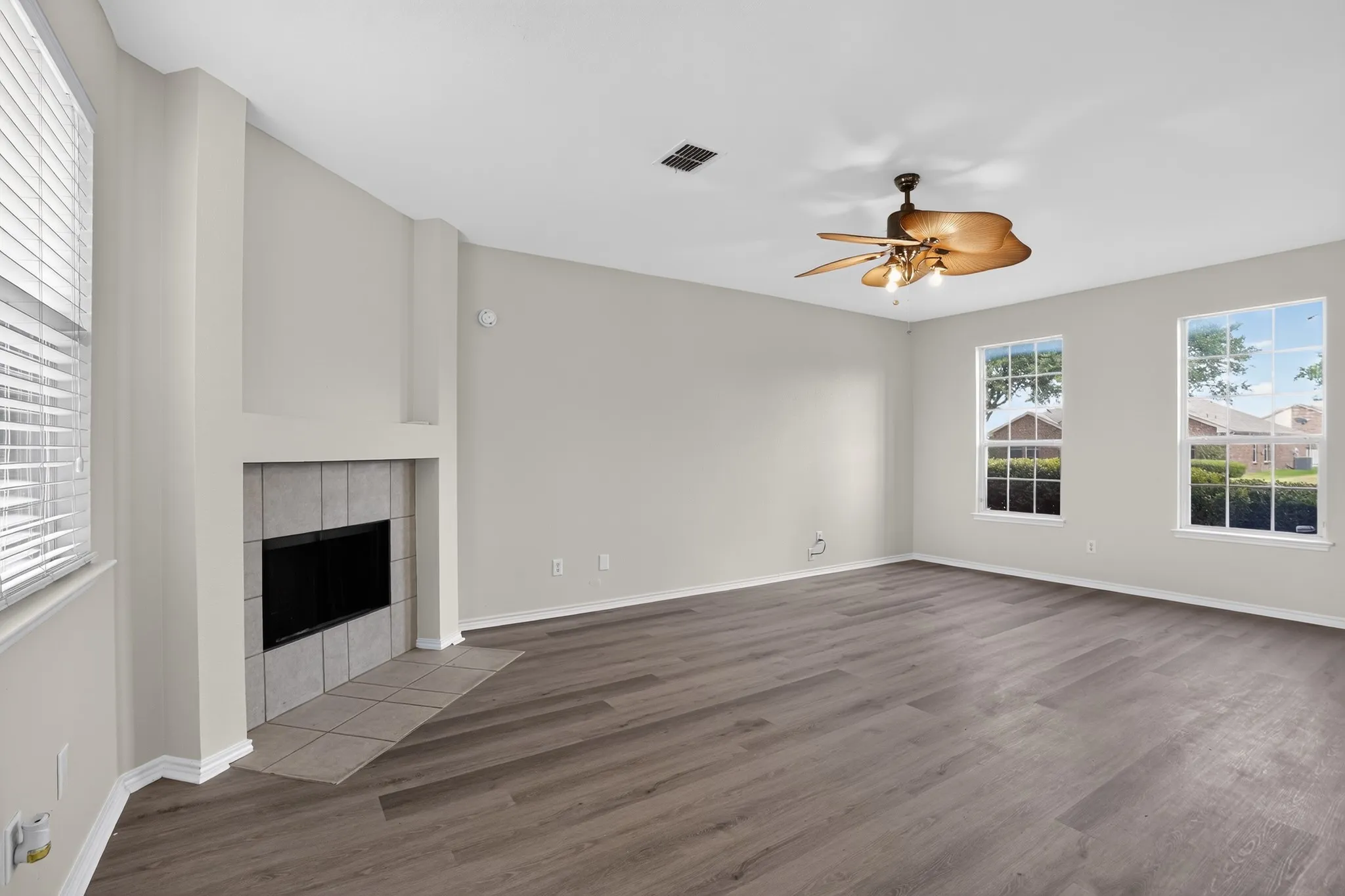 Single Family Residence For Sale in Dallas County , 1213 Spring Water Drive, Lancaster, Texas 75134, 4 Bedroom, 3 Bathroom, 2 Garage spaces, 2,676 Sqft, built in 2004, mls#21370330, Real Estate Agent in Lancaster, Homes For Sale in Dallas county, Homes For Sale in Lancaster, Realtor in Lancaster Texas, Real Estate Brokerage Independent Realty Texas, Luminita Cordes Realtor