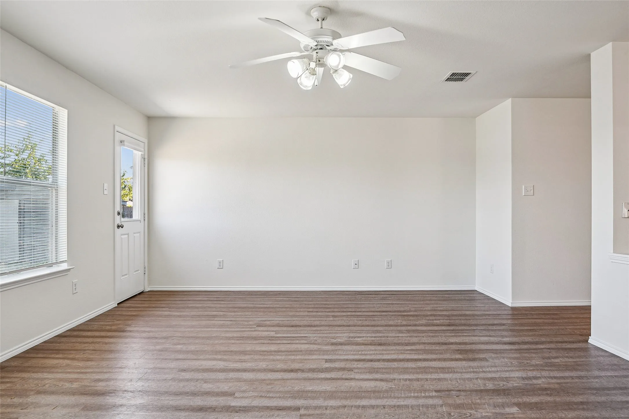 Single Family Residence For Sale in Denton County , 1307 Eagles Nest Trail, Krum, Texas 76249, 4 Bedroom, 2 Bathroom, 2 Garage spaces, 2,037 Sqft, built in 2007, mls#21370283, Real Estate Agent in Krum, Homes For Sale in Denton county, Homes For Sale in Krum, Realtor in Krum Texas, Real Estate Brokerage Independent Realty Texas, Luminita Cordes Realtor