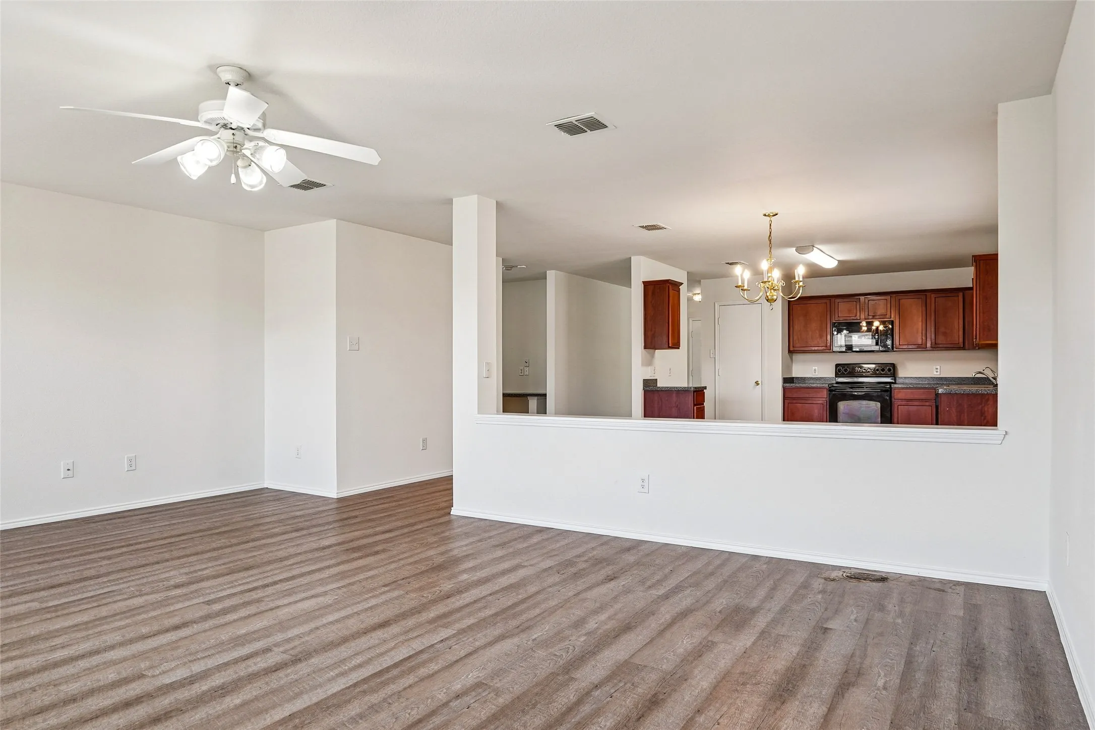 Single Family Residence For Sale in Denton County , 1307 Eagles Nest Trail, Krum, Texas 76249, 4 Bedroom, 2 Bathroom, 2 Garage spaces, 2,037 Sqft, built in 2007, mls#21370283, Real Estate Agent in Krum, Homes For Sale in Denton county, Homes For Sale in Krum, Realtor in Krum Texas, Real Estate Brokerage Independent Realty Texas, Luminita Cordes Realtor