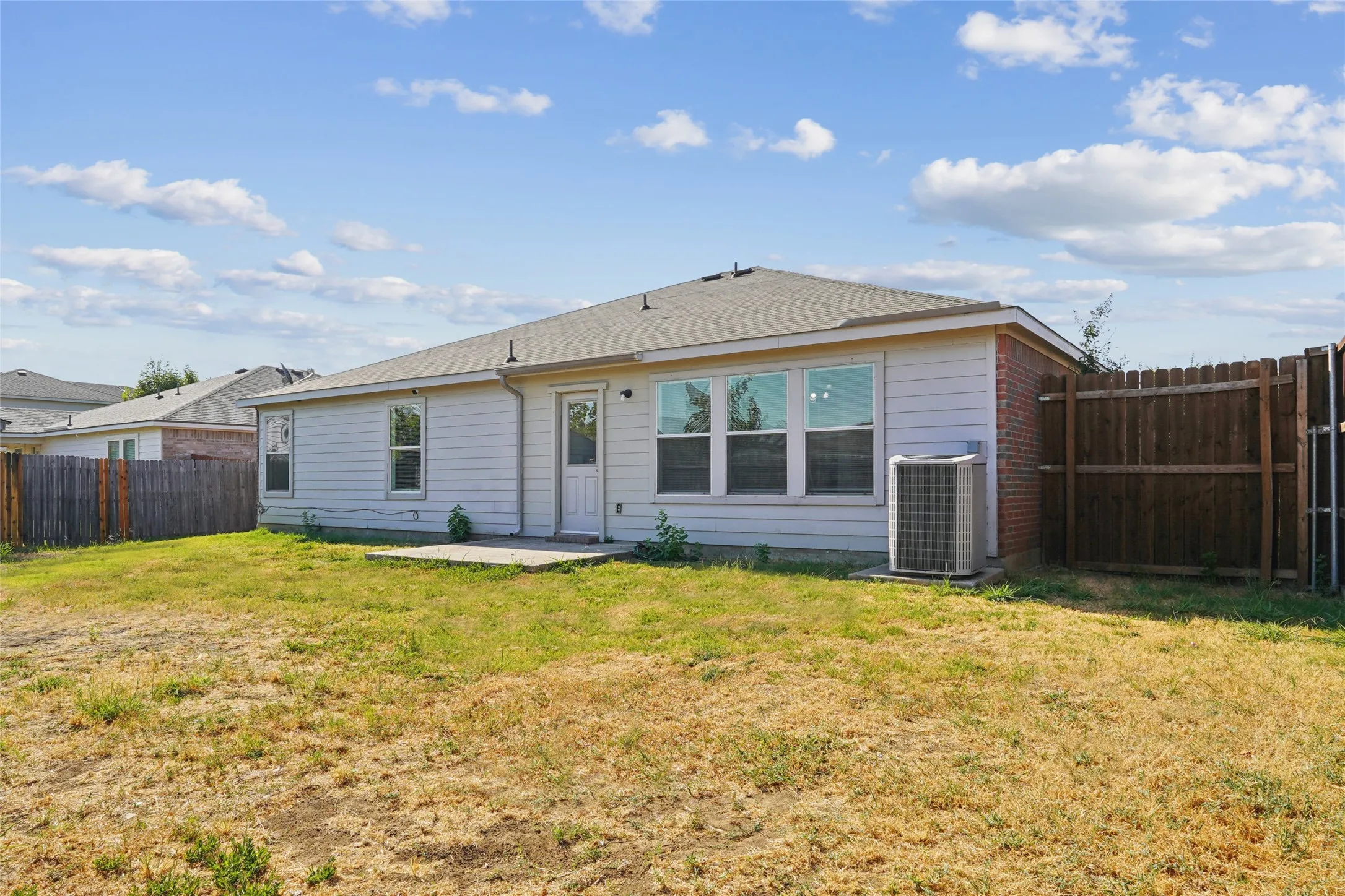 Single Family Residence For Sale in Denton County , 1307 Eagles Nest Trail, Krum, Texas 76249, 4 Bedroom, 2 Bathroom, 2 Garage spaces, 2,037 Sqft, built in 2007, mls#21370283, Real Estate Agent in Krum, Homes For Sale in Denton county, Homes For Sale in Krum, Realtor in Krum Texas, Real Estate Brokerage Independent Realty Texas, Luminita Cordes Realtor