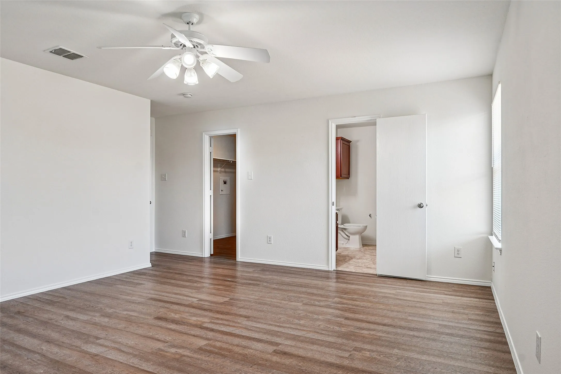 Single Family Residence For Sale in Denton County , 1307 Eagles Nest Trail, Krum, Texas 76249, 4 Bedroom, 2 Bathroom, 2 Garage spaces, 2,037 Sqft, built in 2007, mls#21370283, Real Estate Agent in Krum, Homes For Sale in Denton county, Homes For Sale in Krum, Realtor in Krum Texas, Real Estate Brokerage Independent Realty Texas, Luminita Cordes Realtor