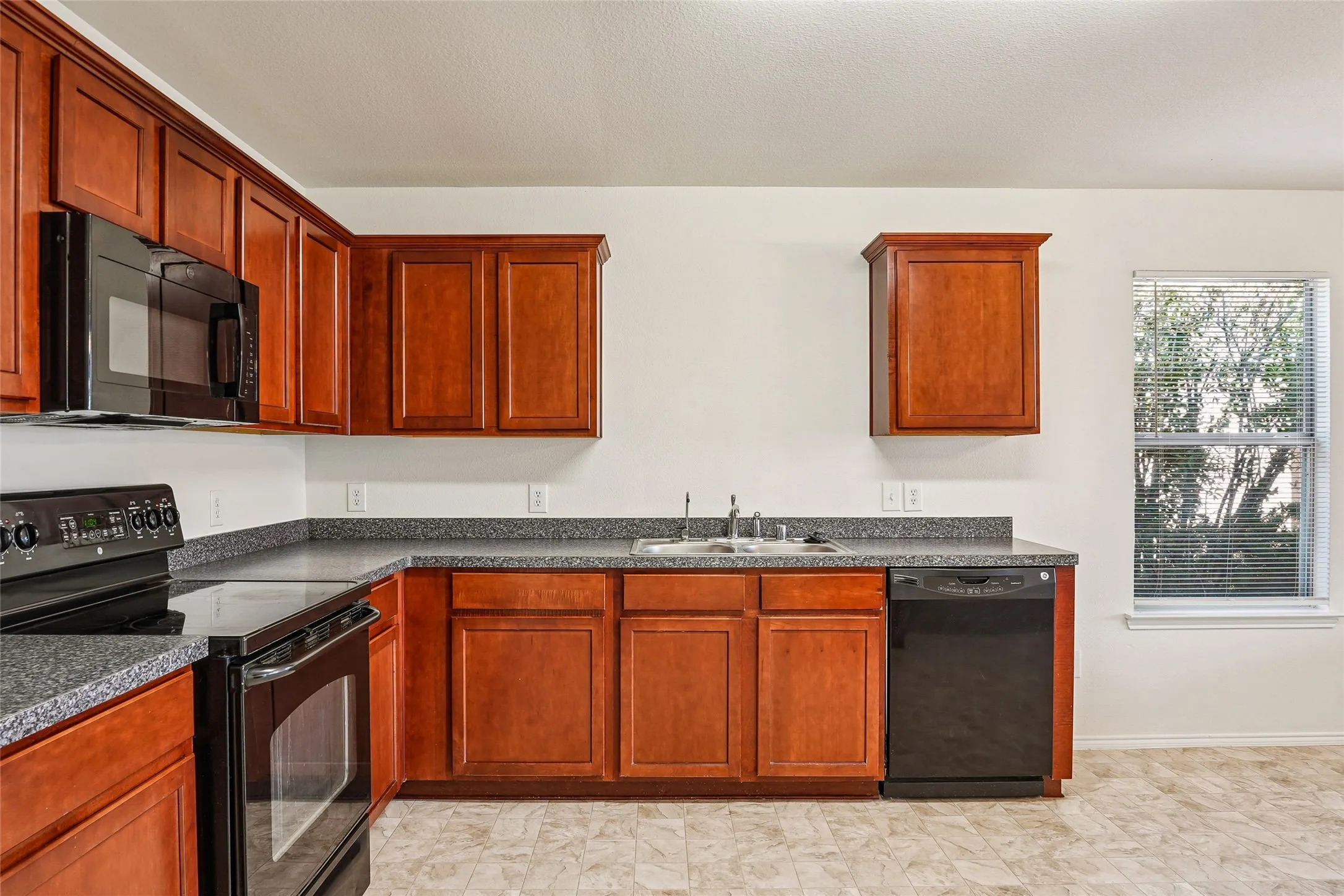 Single Family Residence For Sale in Denton County , 1307 Eagles Nest Trail, Krum, Texas 76249, 4 Bedroom, 2 Bathroom, 2 Garage spaces, 2,037 Sqft, built in 2007, mls#21370283, Real Estate Agent in Krum, Homes For Sale in Denton county, Homes For Sale in Krum, Realtor in Krum Texas, Real Estate Brokerage Independent Realty Texas, Luminita Cordes Realtor