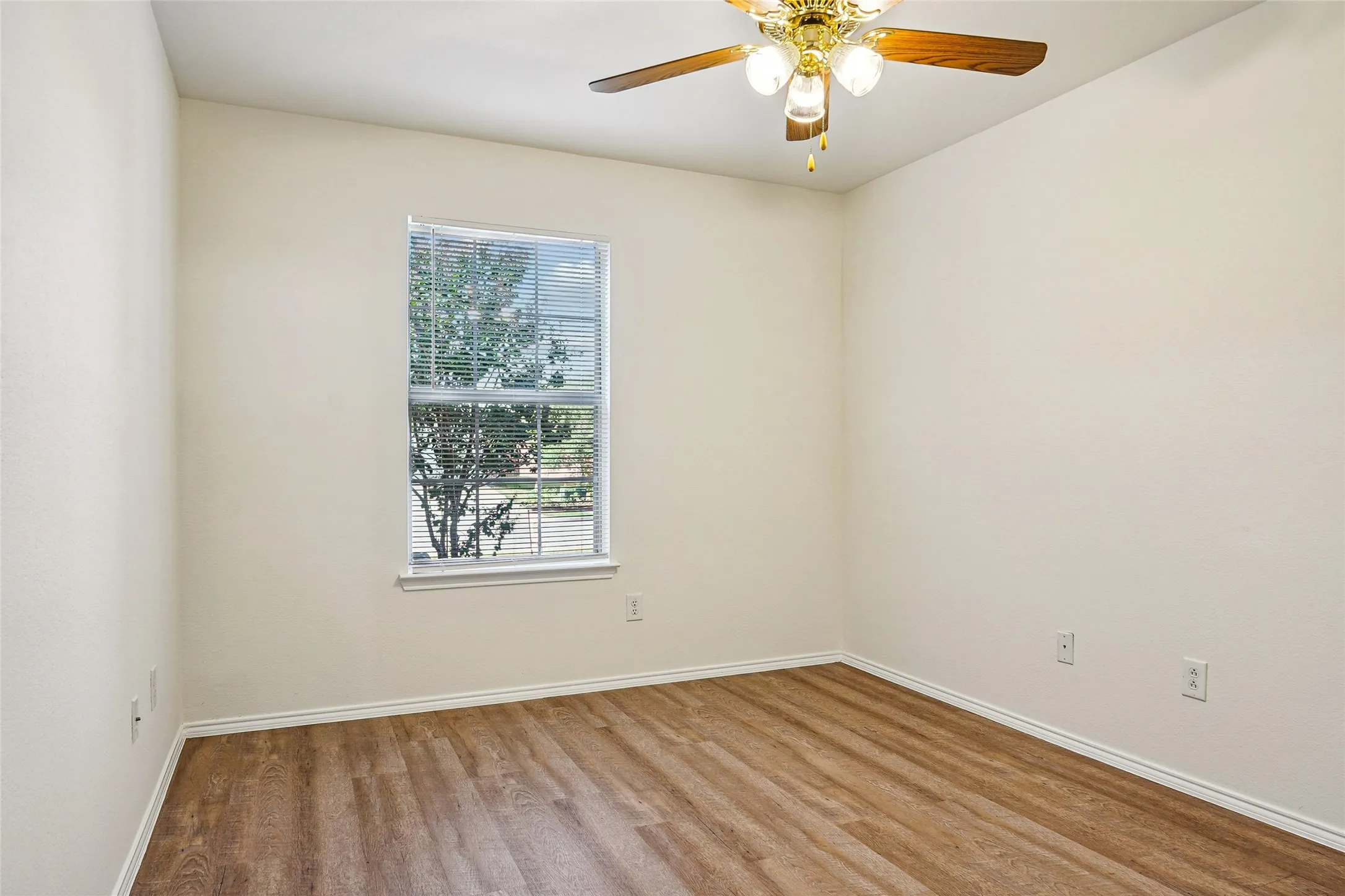 Single Family Residence For Sale in Denton County , 1307 Eagles Nest Trail, Krum, Texas 76249, 4 Bedroom, 2 Bathroom, 2 Garage spaces, 2,037 Sqft, built in 2007, mls#21370283, Real Estate Agent in Krum, Homes For Sale in Denton county, Homes For Sale in Krum, Realtor in Krum Texas, Real Estate Brokerage Independent Realty Texas, Luminita Cordes Realtor