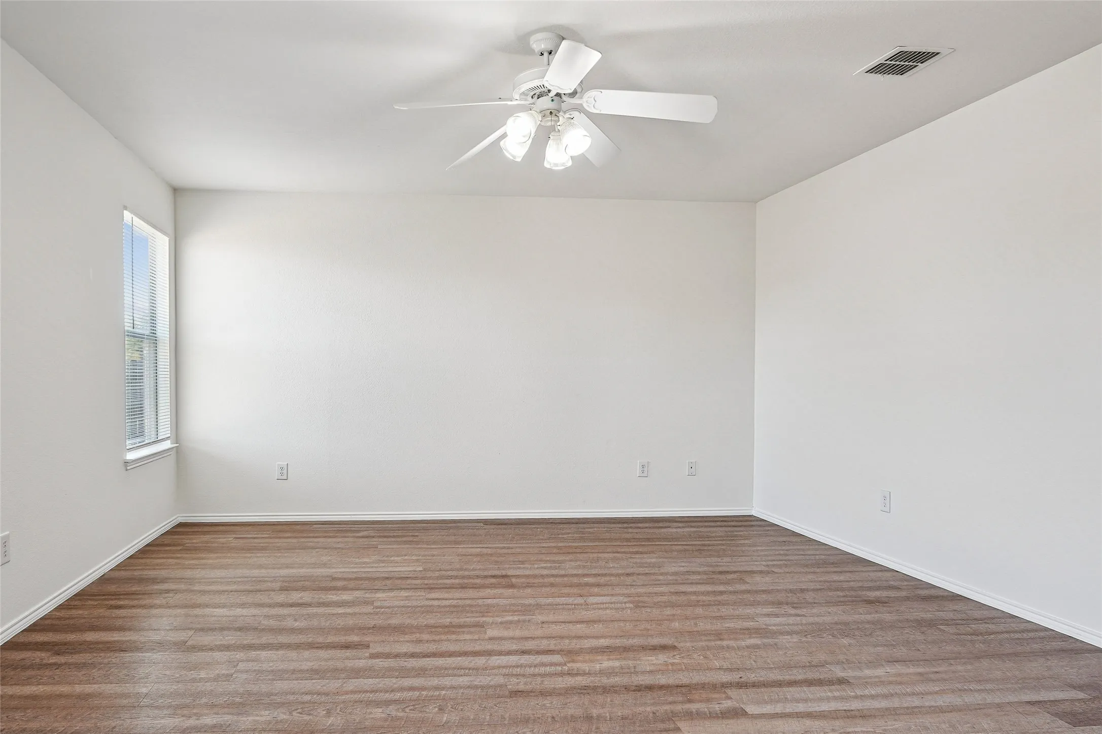 Single Family Residence For Sale in Denton County , 1307 Eagles Nest Trail, Krum, Texas 76249, 4 Bedroom, 2 Bathroom, 2 Garage spaces, 2,037 Sqft, built in 2007, mls#21370283, Real Estate Agent in Krum, Homes For Sale in Denton county, Homes For Sale in Krum, Realtor in Krum Texas, Real Estate Brokerage Independent Realty Texas, Luminita Cordes Realtor
