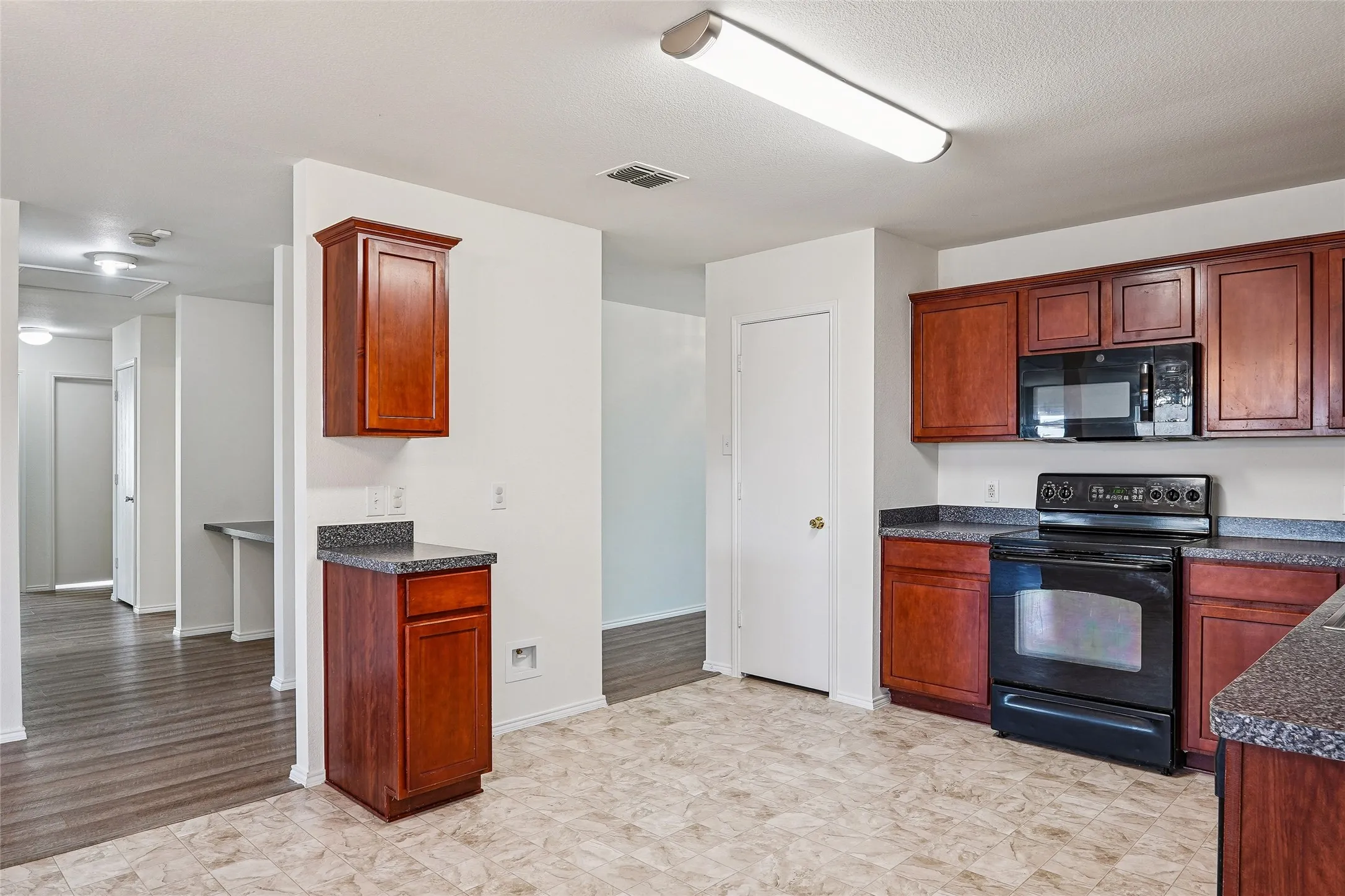 Single Family Residence For Sale in Denton County , 1307 Eagles Nest Trail, Krum, Texas 76249, 4 Bedroom, 2 Bathroom, 2 Garage spaces, 2,037 Sqft, built in 2007, mls#21370283, Real Estate Agent in Krum, Homes For Sale in Denton county, Homes For Sale in Krum, Realtor in Krum Texas, Real Estate Brokerage Independent Realty Texas, Luminita Cordes Realtor
