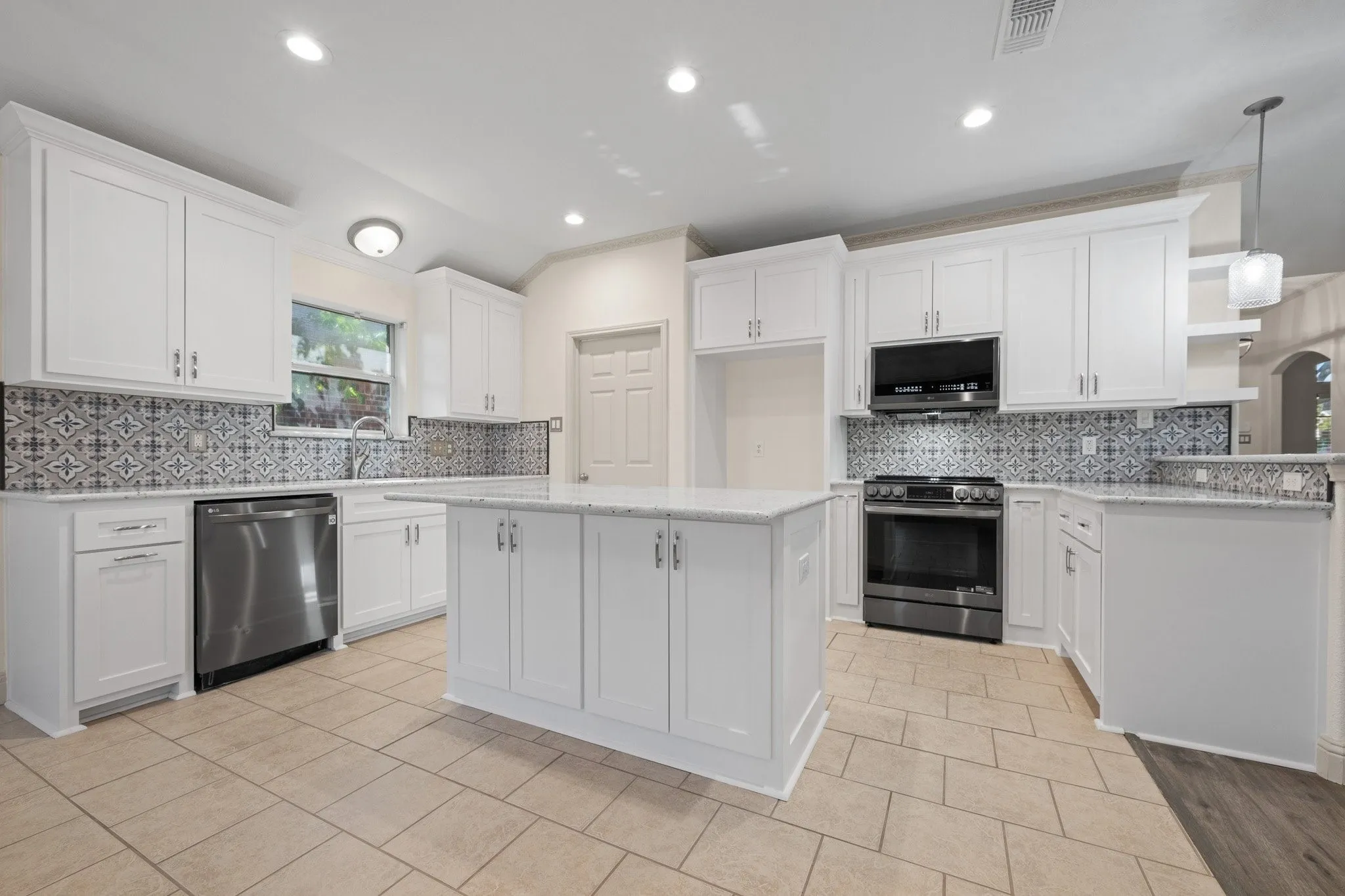 Single Family Residence For Rent in Tarrant County , 7103 Camp Creek Drive, Arlington, Texas 76002, 3 Bedroom, 2 Bathroom, 2 Garage spaces, 2,057 Sqft, built in 2004, mls#21370374, Real Estate Agent in Arlington, Homes For Rent in Tarrant county, Homes For Rent in Arlington, Realtor in Arlington Texas, Real Estate Brokerage Independent Realty Texas, Luminita Cordes Realtor