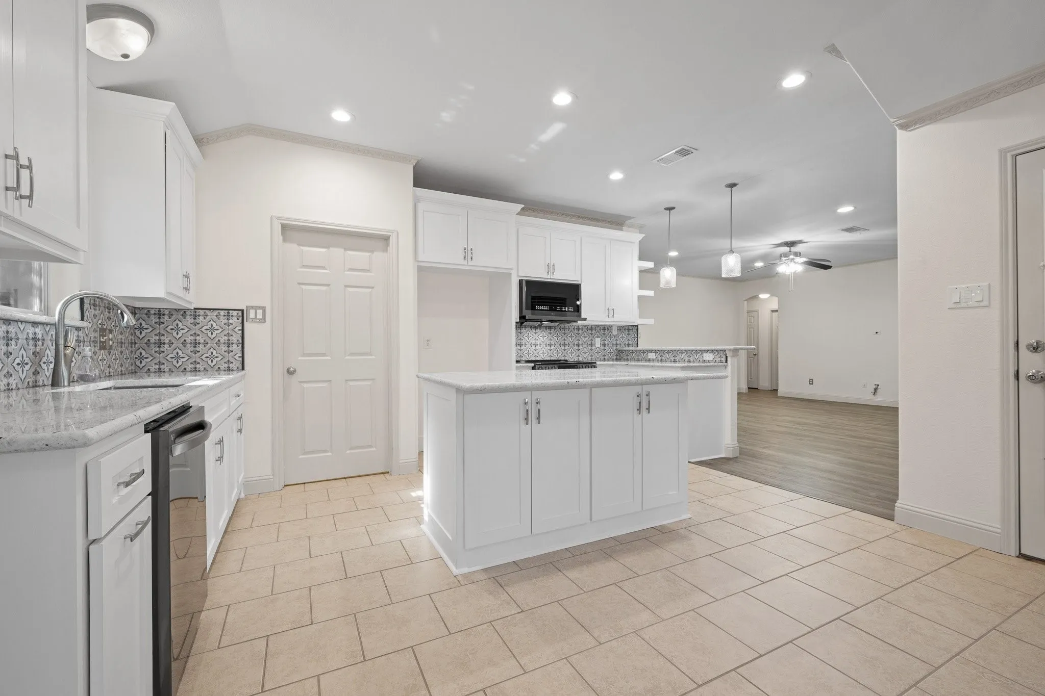 Single Family Residence For Rent in Tarrant County , 7103 Camp Creek Drive, Arlington, Texas 76002, 3 Bedroom, 2 Bathroom, 2 Garage spaces, 2,057 Sqft, built in 2004, mls#21370374, Real Estate Agent in Arlington, Homes For Rent in Tarrant county, Homes For Rent in Arlington, Realtor in Arlington Texas, Real Estate Brokerage Independent Realty Texas, Luminita Cordes Realtor