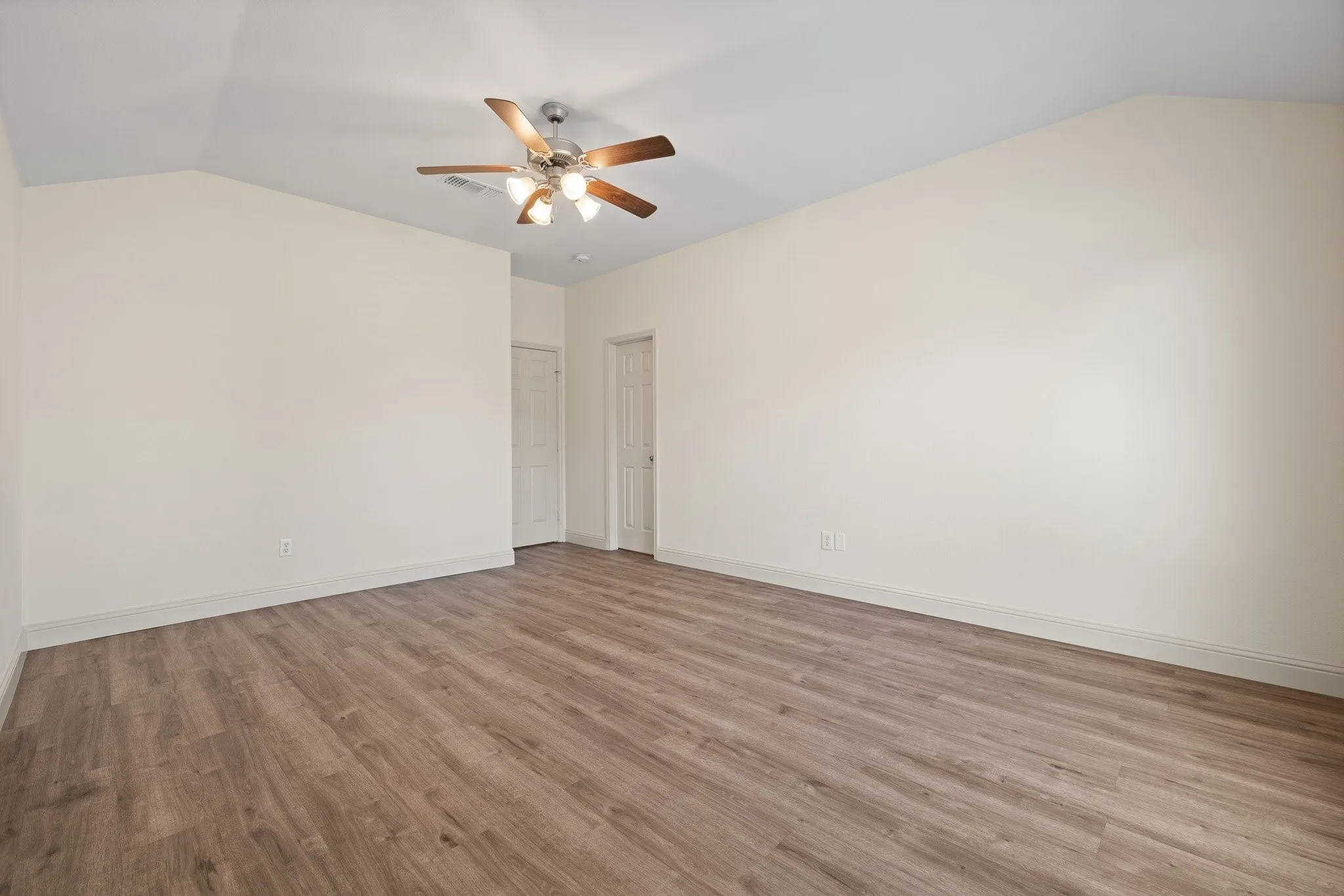 Single Family Residence For Rent in Tarrant County , 7103 Camp Creek Drive, Arlington, Texas 76002, 3 Bedroom, 2 Bathroom, 2 Garage spaces, 2,057 Sqft, built in 2004, mls#21370374, Real Estate Agent in Arlington, Homes For Rent in Tarrant county, Homes For Rent in Arlington, Realtor in Arlington Texas, Real Estate Brokerage Independent Realty Texas, Luminita Cordes Realtor