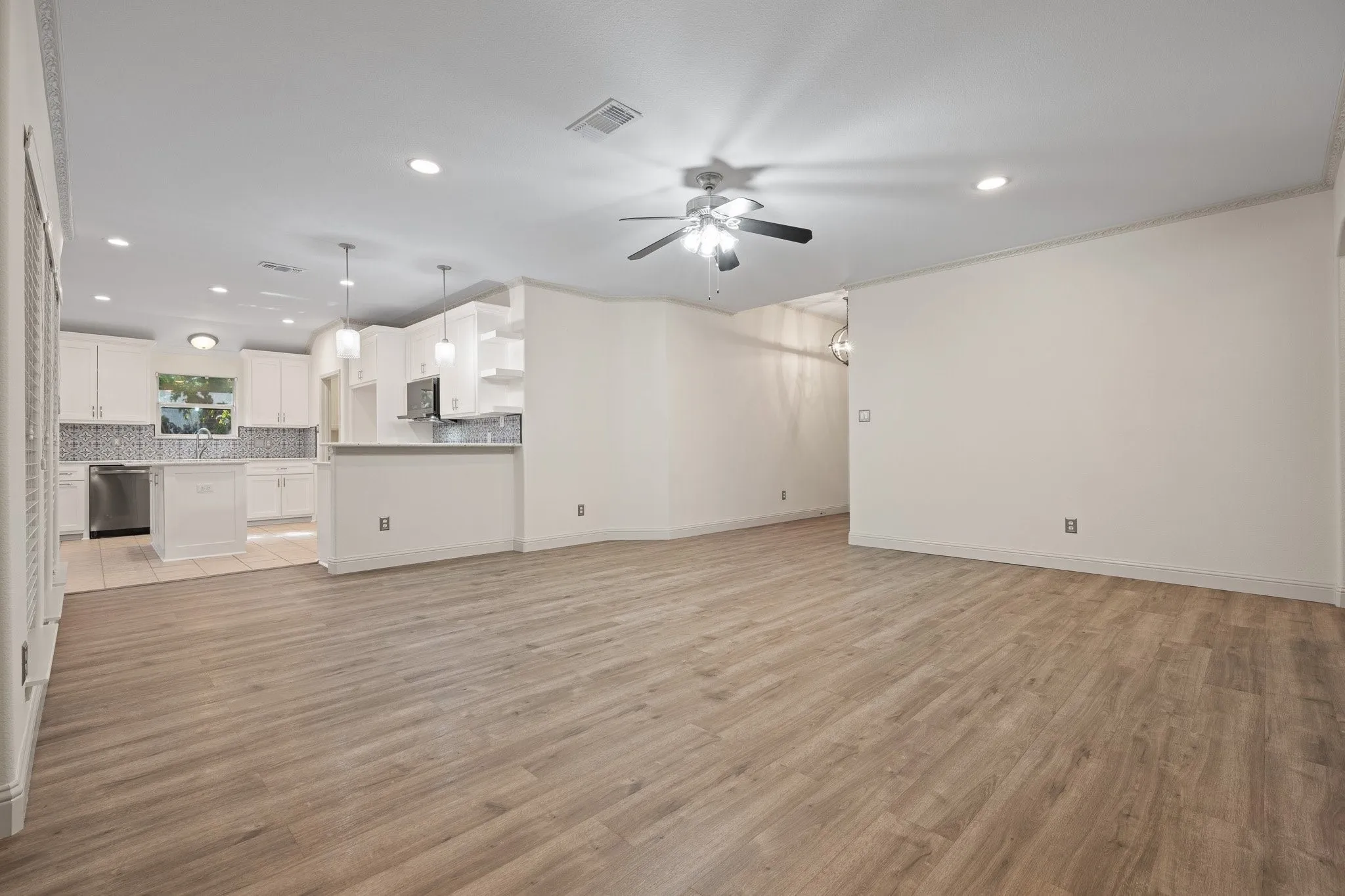 Single Family Residence For Rent in Tarrant County , 7103 Camp Creek Drive, Arlington, Texas 76002, 3 Bedroom, 2 Bathroom, 2 Garage spaces, 2,057 Sqft, built in 2004, mls#21370374, Real Estate Agent in Arlington, Homes For Rent in Tarrant county, Homes For Rent in Arlington, Realtor in Arlington Texas, Real Estate Brokerage Independent Realty Texas, Luminita Cordes Realtor