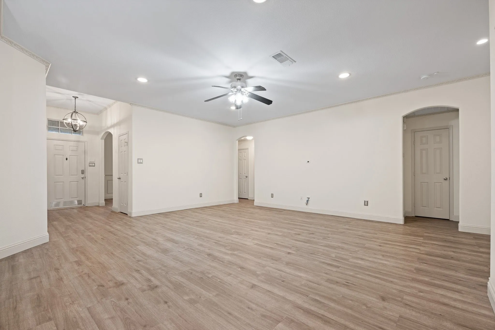 Single Family Residence For Rent in Tarrant County , 7103 Camp Creek Drive, Arlington, Texas 76002, 3 Bedroom, 2 Bathroom, 2 Garage spaces, 2,057 Sqft, built in 2004, mls#21370374, Real Estate Agent in Arlington, Homes For Rent in Tarrant county, Homes For Rent in Arlington, Realtor in Arlington Texas, Real Estate Brokerage Independent Realty Texas, Luminita Cordes Realtor