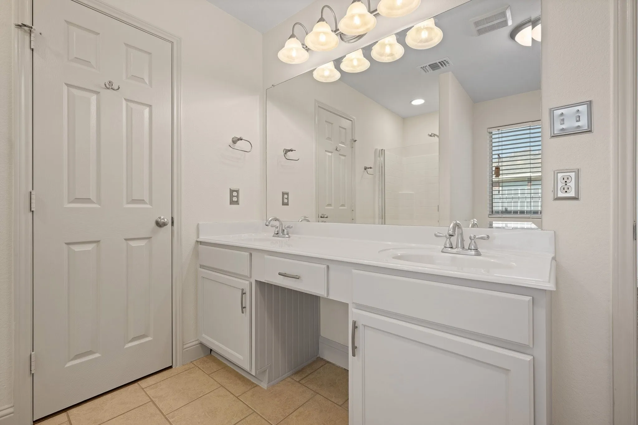 Single Family Residence For Rent in Tarrant County , 7103 Camp Creek Drive, Arlington, Texas 76002, 3 Bedroom, 2 Bathroom, 2 Garage spaces, 2,057 Sqft, built in 2004, mls#21370374, Real Estate Agent in Arlington, Homes For Rent in Tarrant county, Homes For Rent in Arlington, Realtor in Arlington Texas, Real Estate Brokerage Independent Realty Texas, Luminita Cordes Realtor