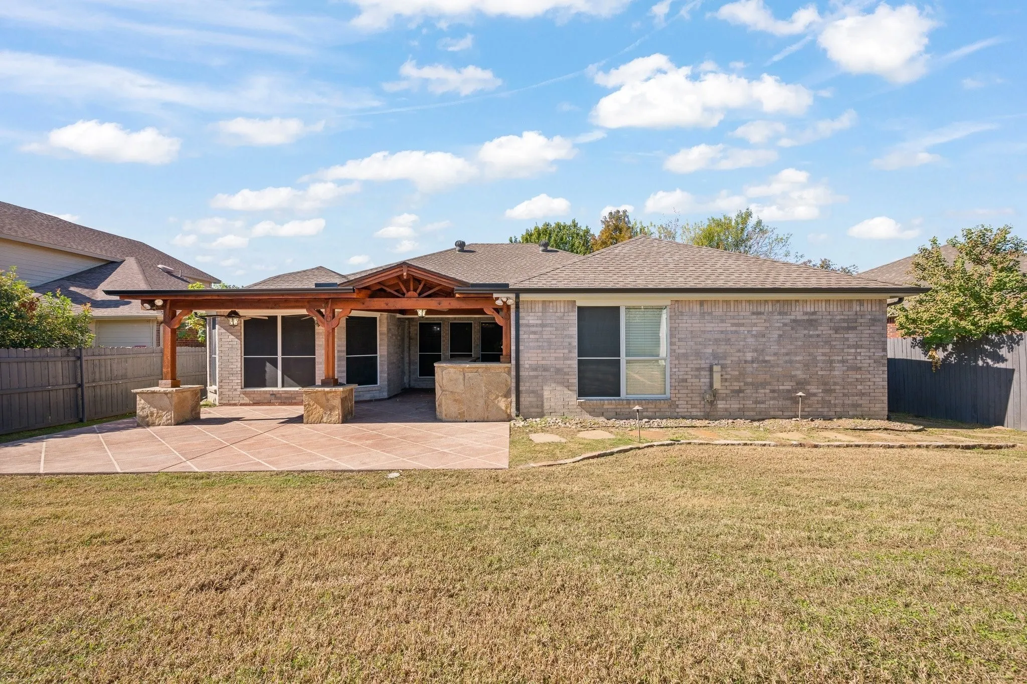 Single Family Residence For Rent in Tarrant County , 7103 Camp Creek Drive, Arlington, Texas 76002, 3 Bedroom, 2 Bathroom, 2 Garage spaces, 2,057 Sqft, built in 2004, mls#21370374, Real Estate Agent in Arlington, Homes For Rent in Tarrant county, Homes For Rent in Arlington, Realtor in Arlington Texas, Real Estate Brokerage Independent Realty Texas, Luminita Cordes Realtor