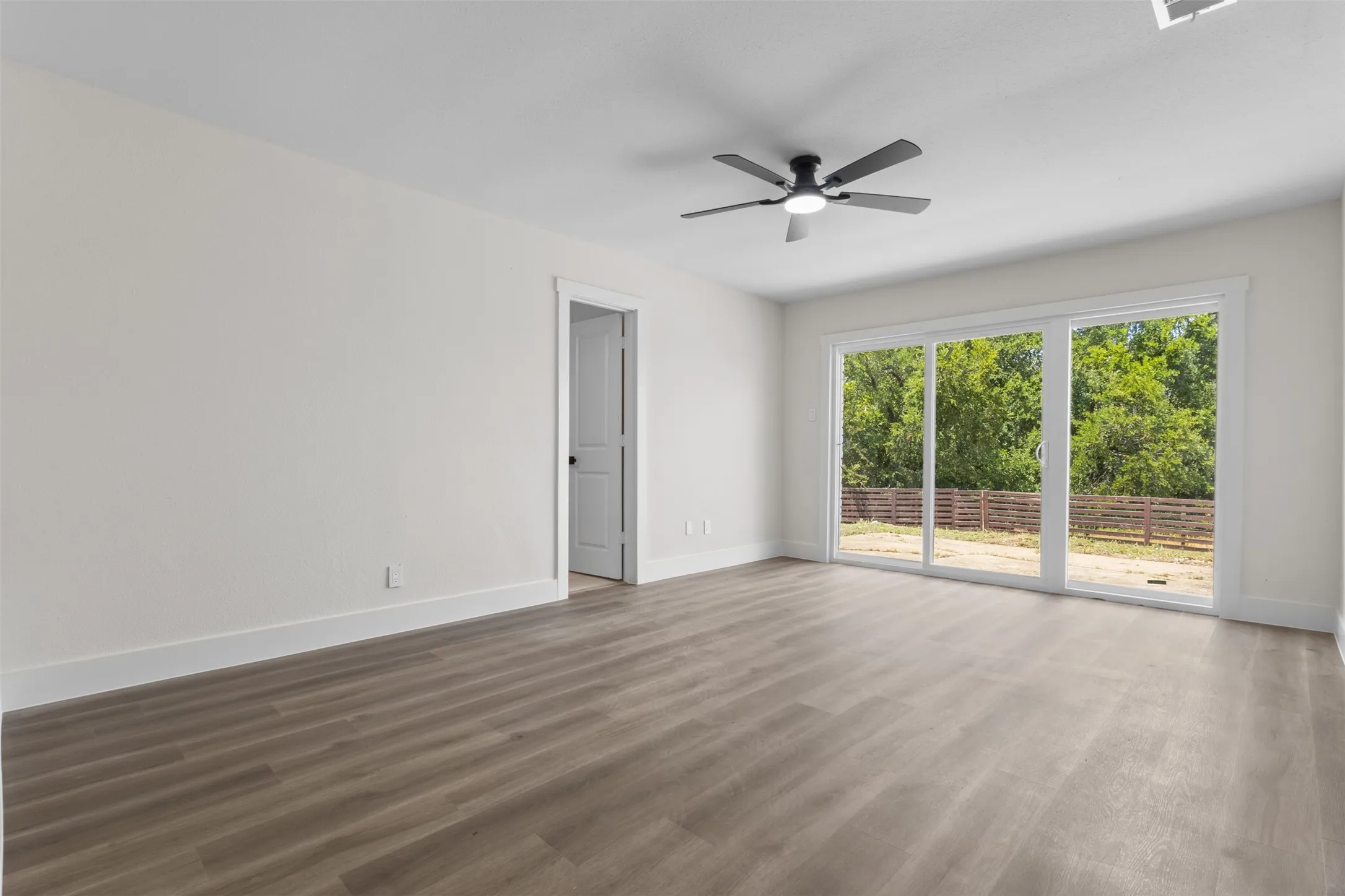 Single Family Residence For Rent in Dallas County , 5000 Edgewater Drive, Rowlett, Texas 75088, 4 Bedroom, 3 Bathroom, 3 Garage spaces, 2,098 Sqft, built in 1980, mls#21370389, Real Estate Agent in Rowlett, Homes For Rent in Dallas county, Homes For Rent in Rowlett, Realtor in Rowlett Texas, Real Estate Brokerage Independent Realty Texas, Luminita Cordes Realtor