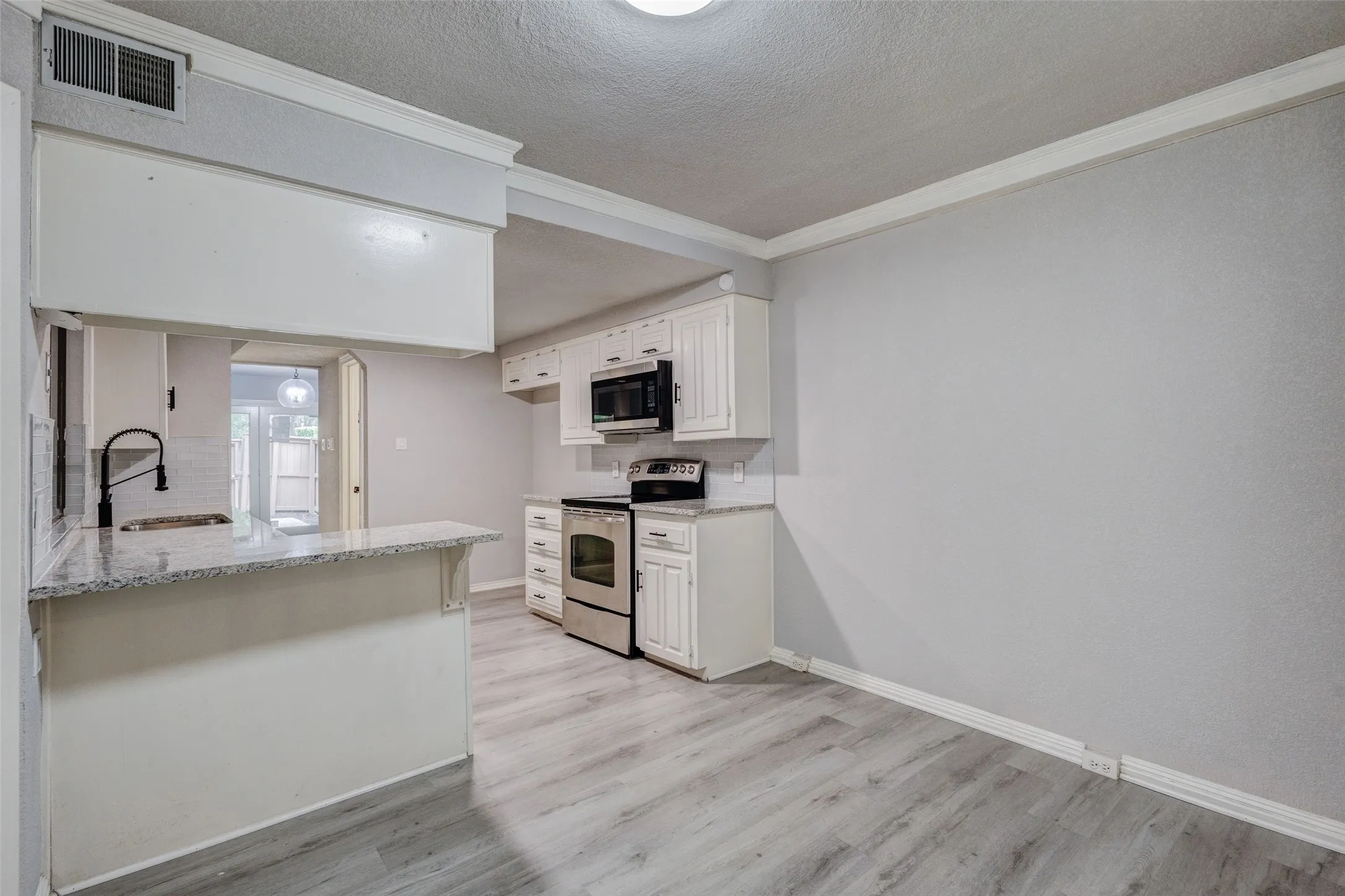 Single Family Residence For Sale in Dallas County , 3161 Golden Oak, Farmers Branch, Texas 75234, 4 Bedroom, 3 Bathroom, 1 Garage spaces, 1,751 Sqft, built in 1972, mls#21368278, Real Estate Agent in Farmers Branch, Homes For Sale in Dallas county, Homes For Sale in Farmers Branch, Realtor in Farmers Branch Texas, Real Estate Brokerage Independent Realty Texas, Luminita Cordes Realtor