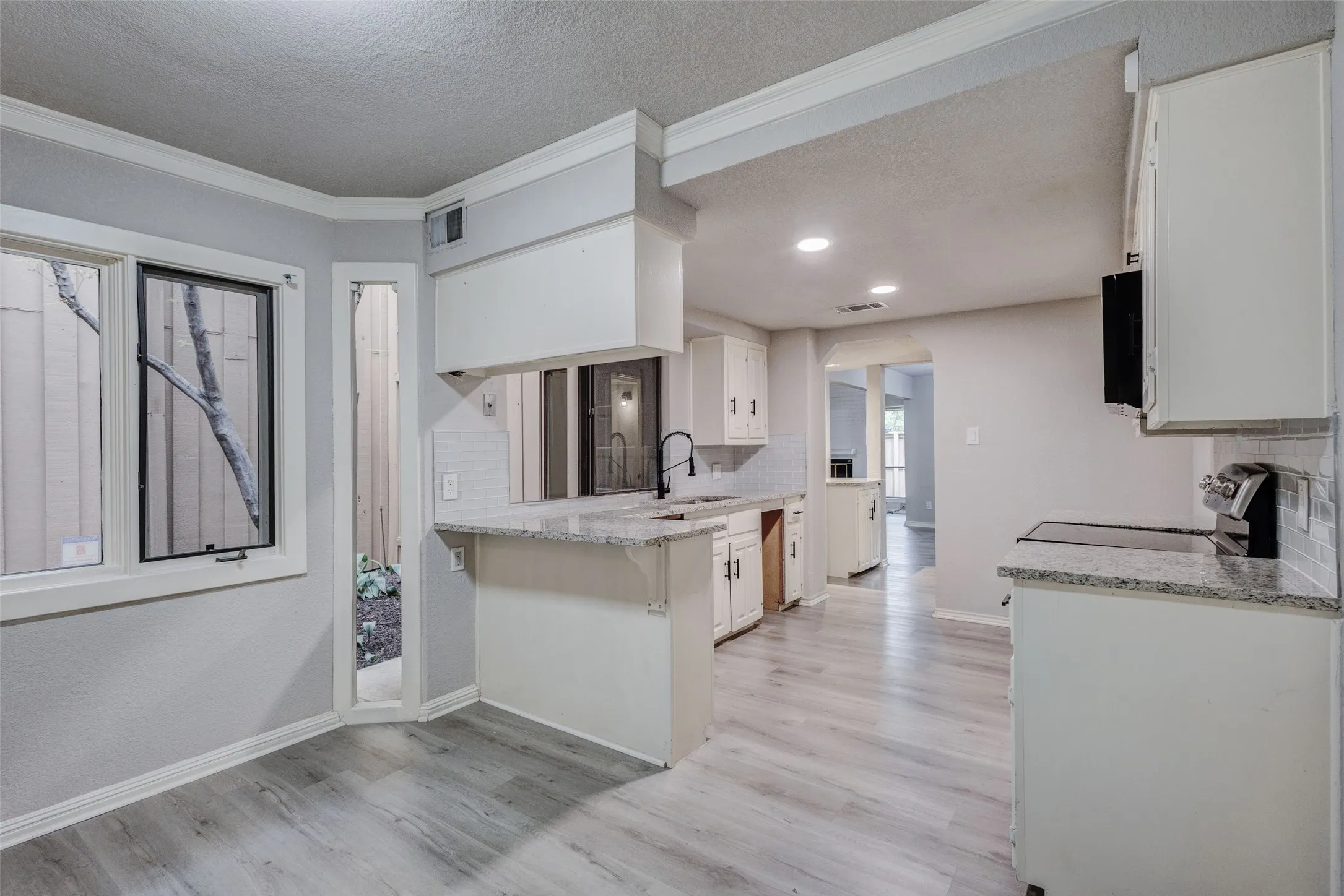 Single Family Residence For Sale in Dallas County , 3161 Golden Oak, Farmers Branch, Texas 75234, 4 Bedroom, 3 Bathroom, 1 Garage spaces, 1,751 Sqft, built in 1972, mls#21368278, Real Estate Agent in Farmers Branch, Homes For Sale in Dallas county, Homes For Sale in Farmers Branch, Realtor in Farmers Branch Texas, Real Estate Brokerage Independent Realty Texas, Luminita Cordes Realtor