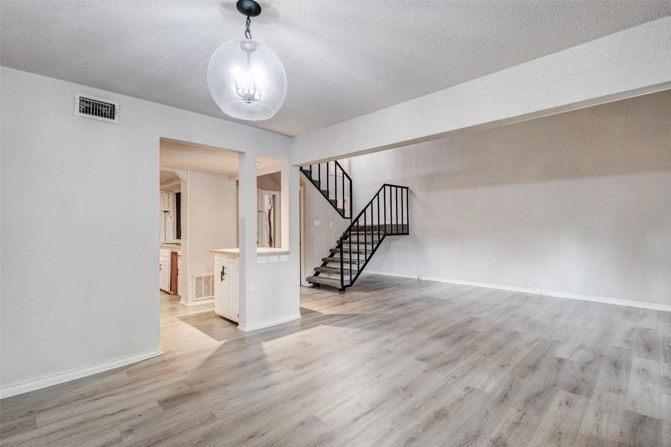 Single Family Residence For Sale in Dallas County , 3161 Golden Oak, Farmers Branch, Texas 75234, 4 Bedroom, 3 Bathroom, 1 Garage spaces, 1,751 Sqft, built in 1972, mls#21368278, Real Estate Agent in Farmers Branch, Homes For Sale in Dallas county, Homes For Sale in Farmers Branch, Realtor in Farmers Branch Texas, Real Estate Brokerage Independent Realty Texas, Luminita Cordes Realtor