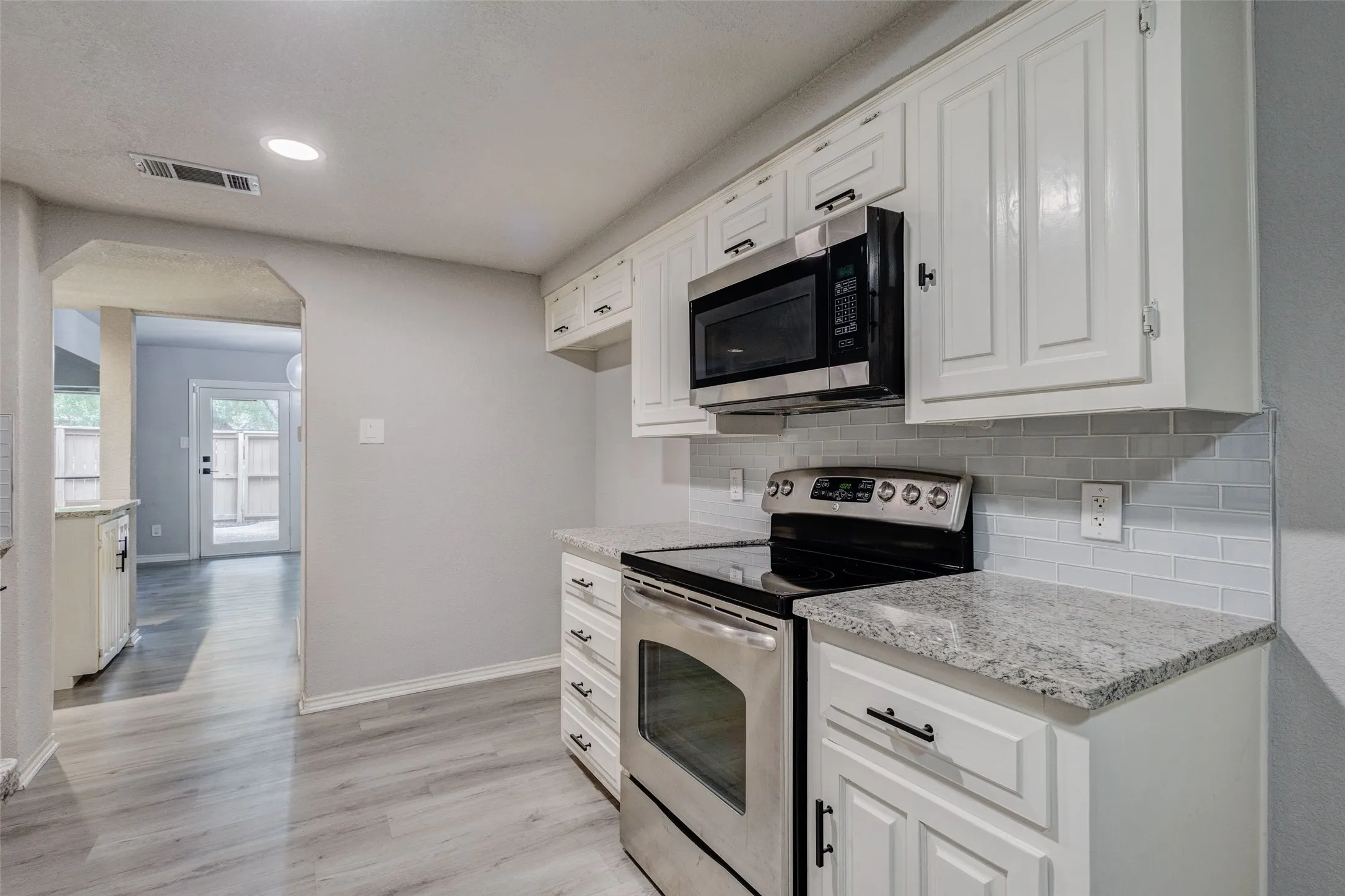 Single Family Residence For Sale in Dallas County , 3161 Golden Oak, Farmers Branch, Texas 75234, 4 Bedroom, 3 Bathroom, 1 Garage spaces, 1,751 Sqft, built in 1972, mls#21368278, Real Estate Agent in Farmers Branch, Homes For Sale in Dallas county, Homes For Sale in Farmers Branch, Realtor in Farmers Branch Texas, Real Estate Brokerage Independent Realty Texas, Luminita Cordes Realtor