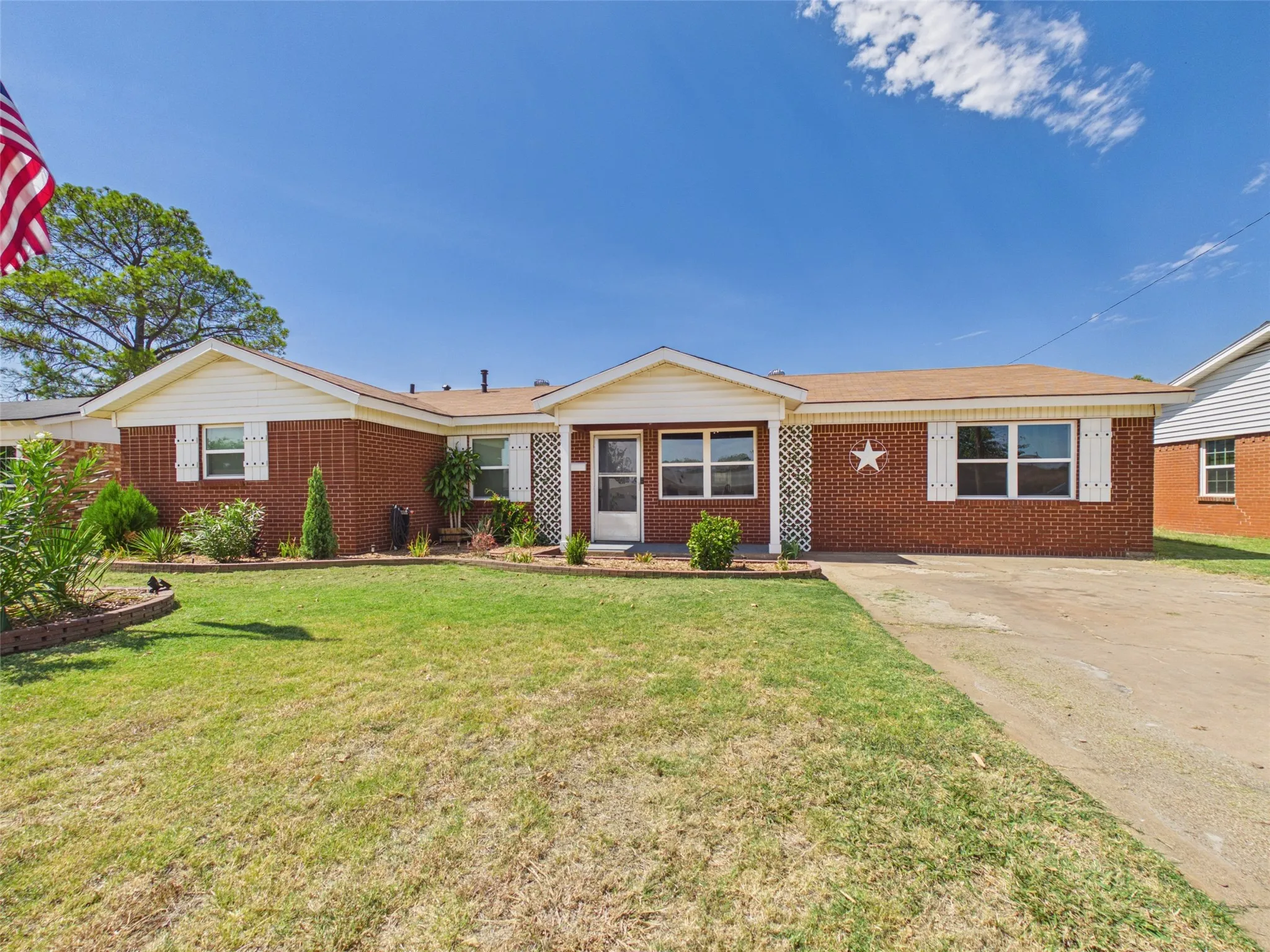 Single Family Residence For Sale in Wichita County , 4110 Lenore Drive, Wichita Falls, Texas 76306, 3 Bedroom, 2 Bathroom, Garage spaces, 1,605 Sqft, built in 1964, mls#21370376, Real Estate Agent in Wichita Falls, Homes For Sale in Wichita county, Homes For Sale in Wichita Falls, Realtor in Wichita Falls Texas, Real Estate Brokerage Independent Realty Texas, Luminita Cordes Realtor