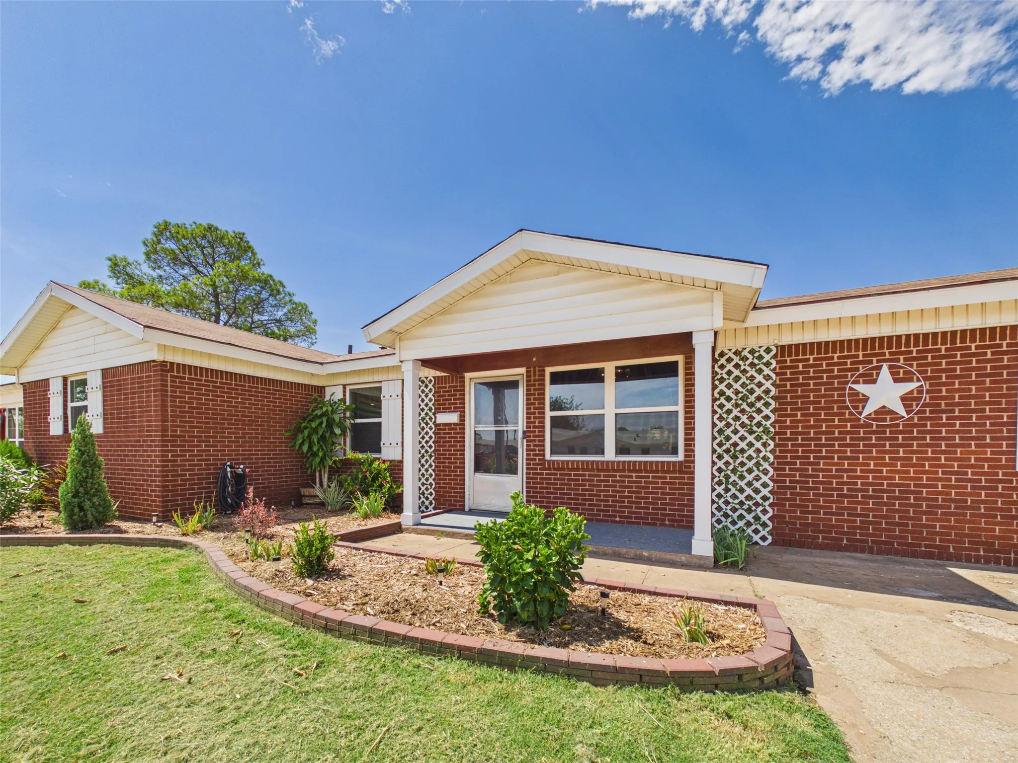 Single Family Residence For Sale in Wichita County , 4110 Lenore Drive, Wichita Falls, Texas 76306, 3 Bedroom, 2 Bathroom, Garage spaces, 1,605 Sqft, built in 1964, mls#21370376, Real Estate Agent in Wichita Falls, Homes For Sale in Wichita county, Homes For Sale in Wichita Falls, Realtor in Wichita Falls Texas, Real Estate Brokerage Independent Realty Texas, Luminita Cordes Realtor