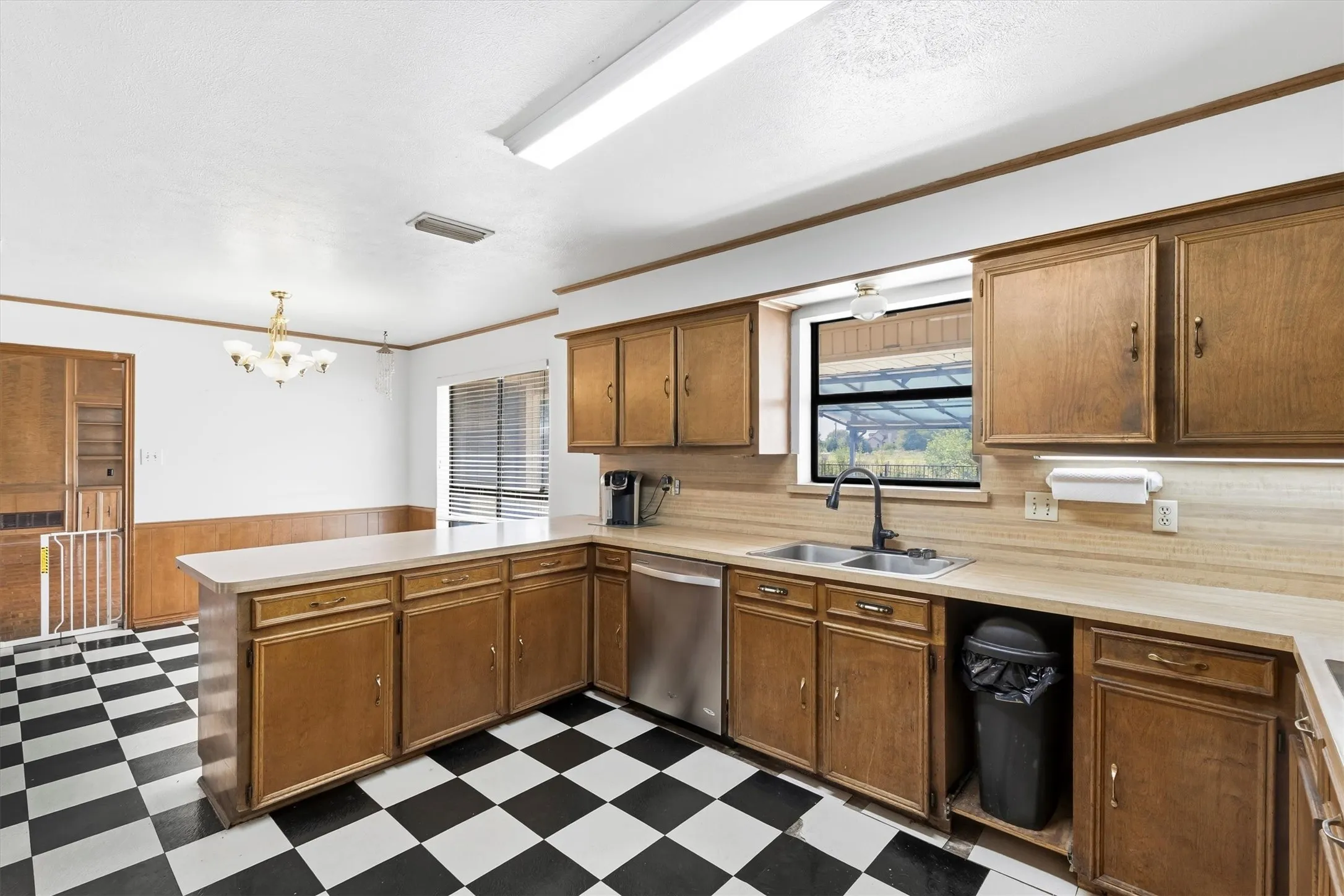 Single Family Residence For Sale in Rockwall County , 5 Crestview Circle, Rockwall, Texas 75087, 4 Bedroom, 3 Bathroom, 5 Garage spaces, 2,656 Sqft, built in 1987, mls#21369973, Real Estate Agent in Rockwall, Homes For Sale in Rockwall county, Homes For Sale in Rockwall, Realtor in Rockwall Texas, Real Estate Brokerage Independent Realty Texas, Luminita Cordes Realtor