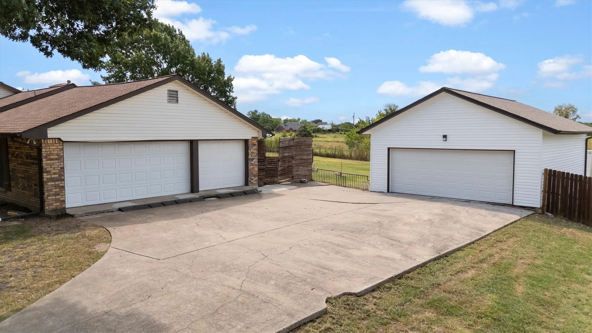 Single Family Residence For Sale in Rockwall County , 5 Crestview Circle, Rockwall, Texas 75087, 4 Bedroom, 3 Bathroom, 5 Garage spaces, 2,656 Sqft, built in 1987, mls#21369973, Real Estate Agent in Rockwall, Homes For Sale in Rockwall county, Homes For Sale in Rockwall, Realtor in Rockwall Texas, Real Estate Brokerage Independent Realty Texas, Luminita Cordes Realtor
