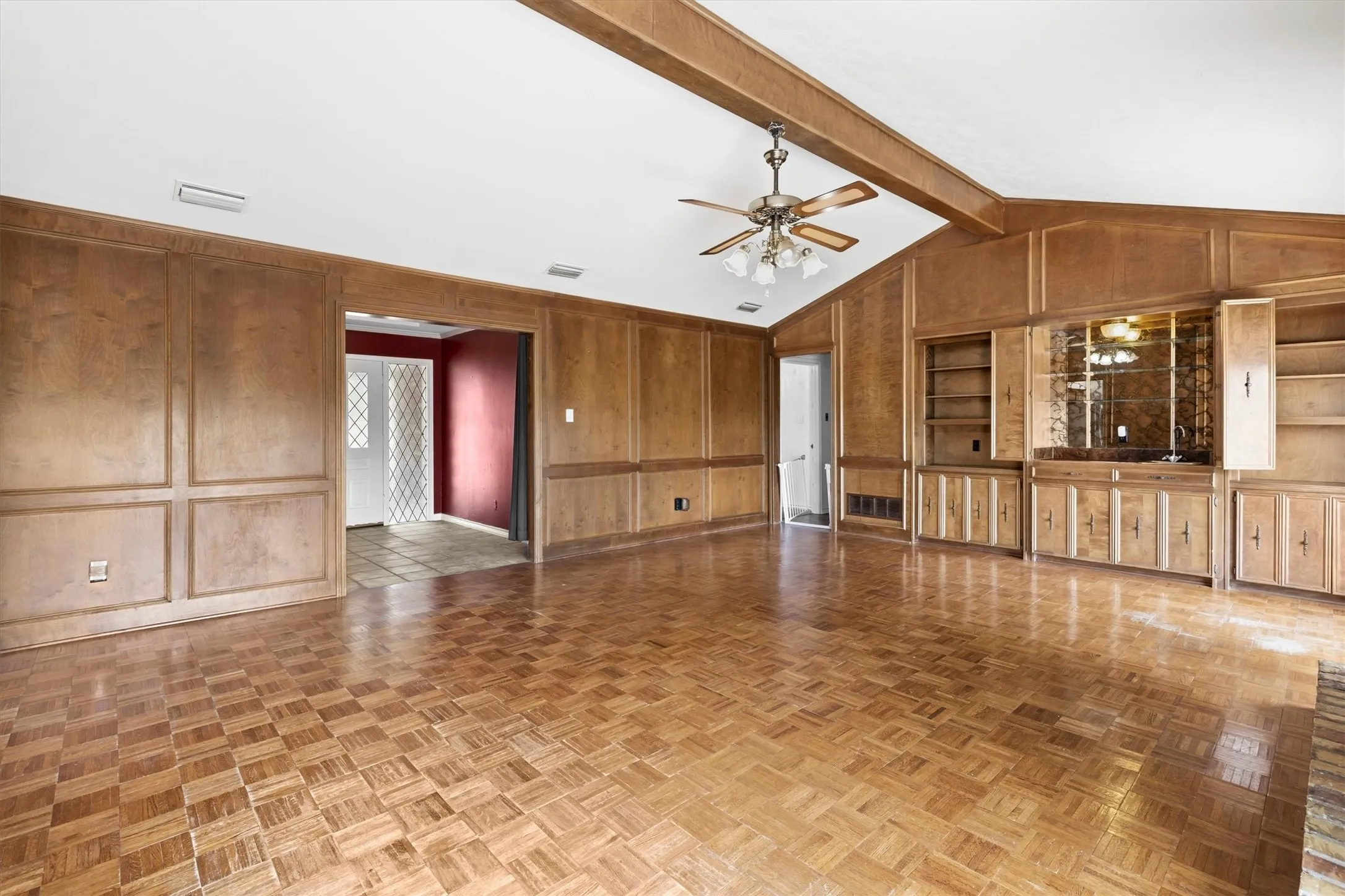 Single Family Residence For Sale in Rockwall County , 5 Crestview Circle, Rockwall, Texas 75087, 4 Bedroom, 3 Bathroom, 5 Garage spaces, 2,656 Sqft, built in 1987, mls#21369973, Real Estate Agent in Rockwall, Homes For Sale in Rockwall county, Homes For Sale in Rockwall, Realtor in Rockwall Texas, Real Estate Brokerage Independent Realty Texas, Luminita Cordes Realtor