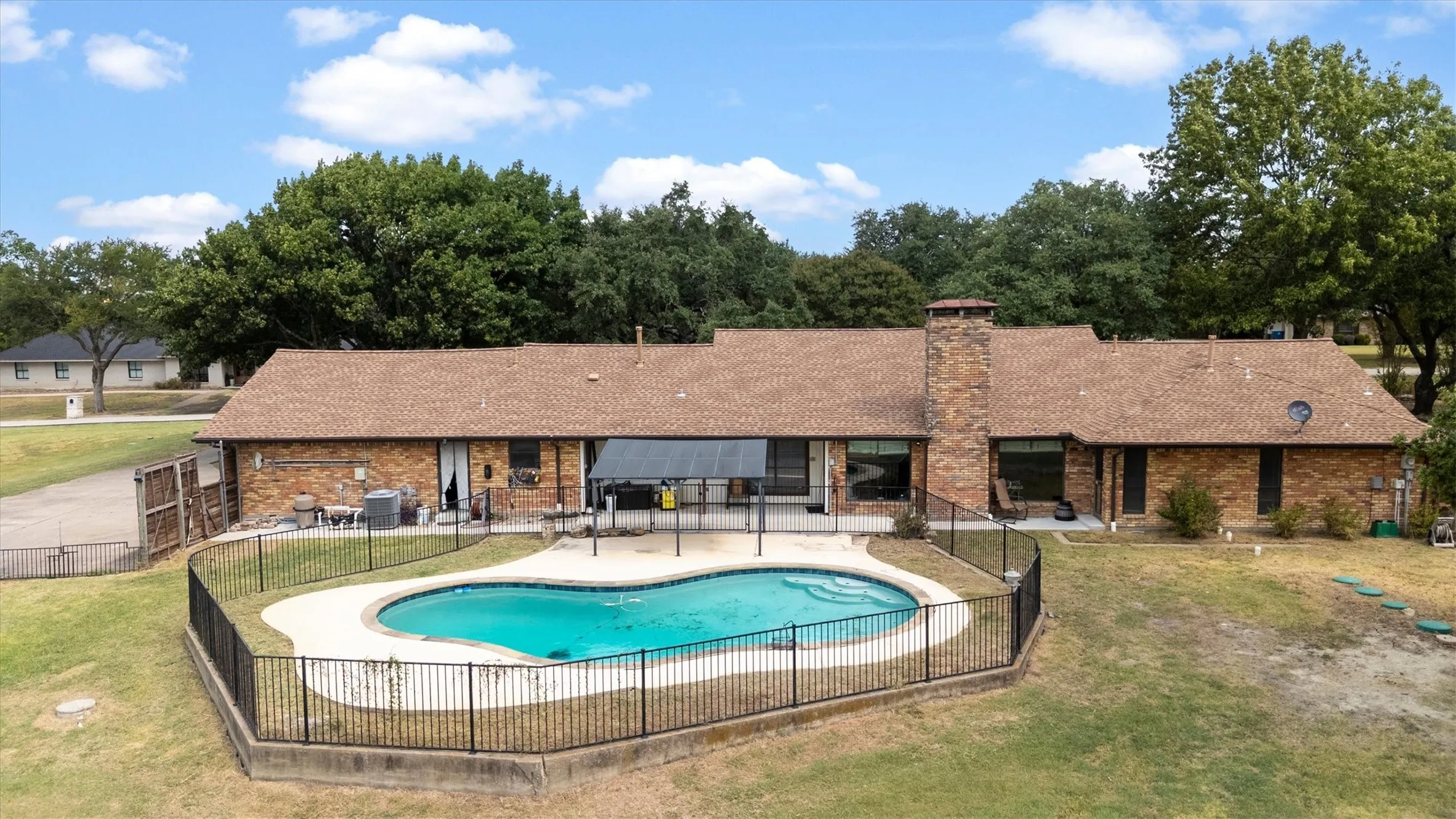Single Family Residence For Sale in Rockwall County , 5 Crestview Circle, Rockwall, Texas 75087, 4 Bedroom, 3 Bathroom, 5 Garage spaces, 2,656 Sqft, built in 1987, mls#21369973, Real Estate Agent in Rockwall, Homes For Sale in Rockwall county, Homes For Sale in Rockwall, Realtor in Rockwall Texas, Real Estate Brokerage Independent Realty Texas, Luminita Cordes Realtor