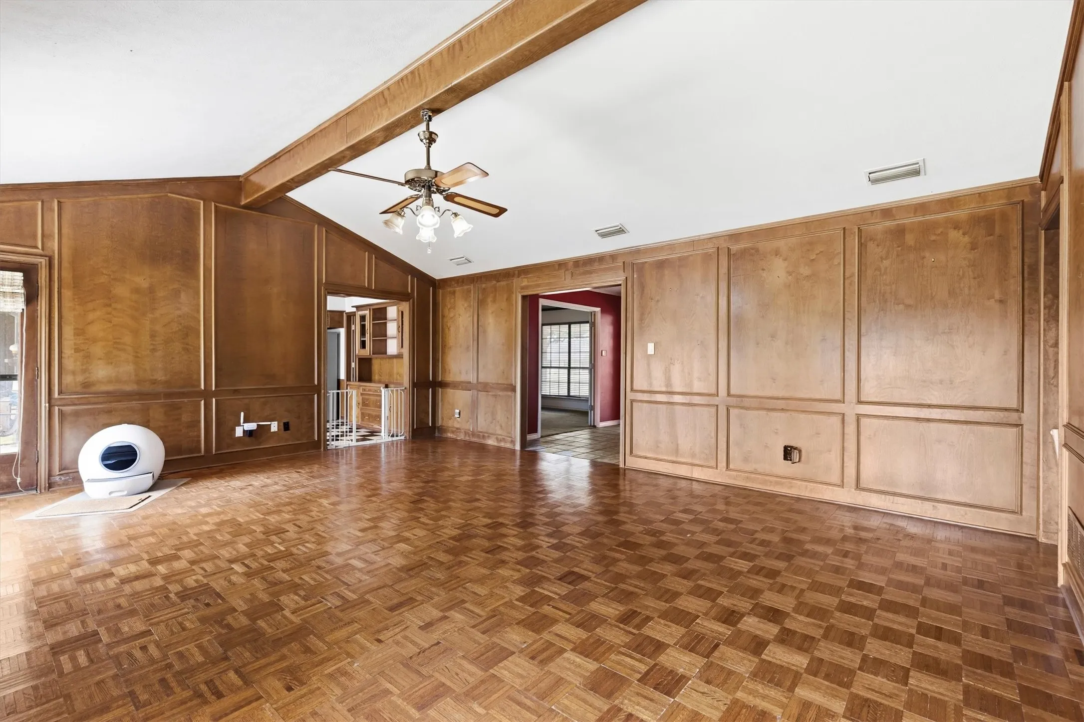 Single Family Residence For Sale in Rockwall County , 5 Crestview Circle, Rockwall, Texas 75087, 4 Bedroom, 3 Bathroom, 5 Garage spaces, 2,656 Sqft, built in 1987, mls#21369973, Real Estate Agent in Rockwall, Homes For Sale in Rockwall county, Homes For Sale in Rockwall, Realtor in Rockwall Texas, Real Estate Brokerage Independent Realty Texas, Luminita Cordes Realtor
