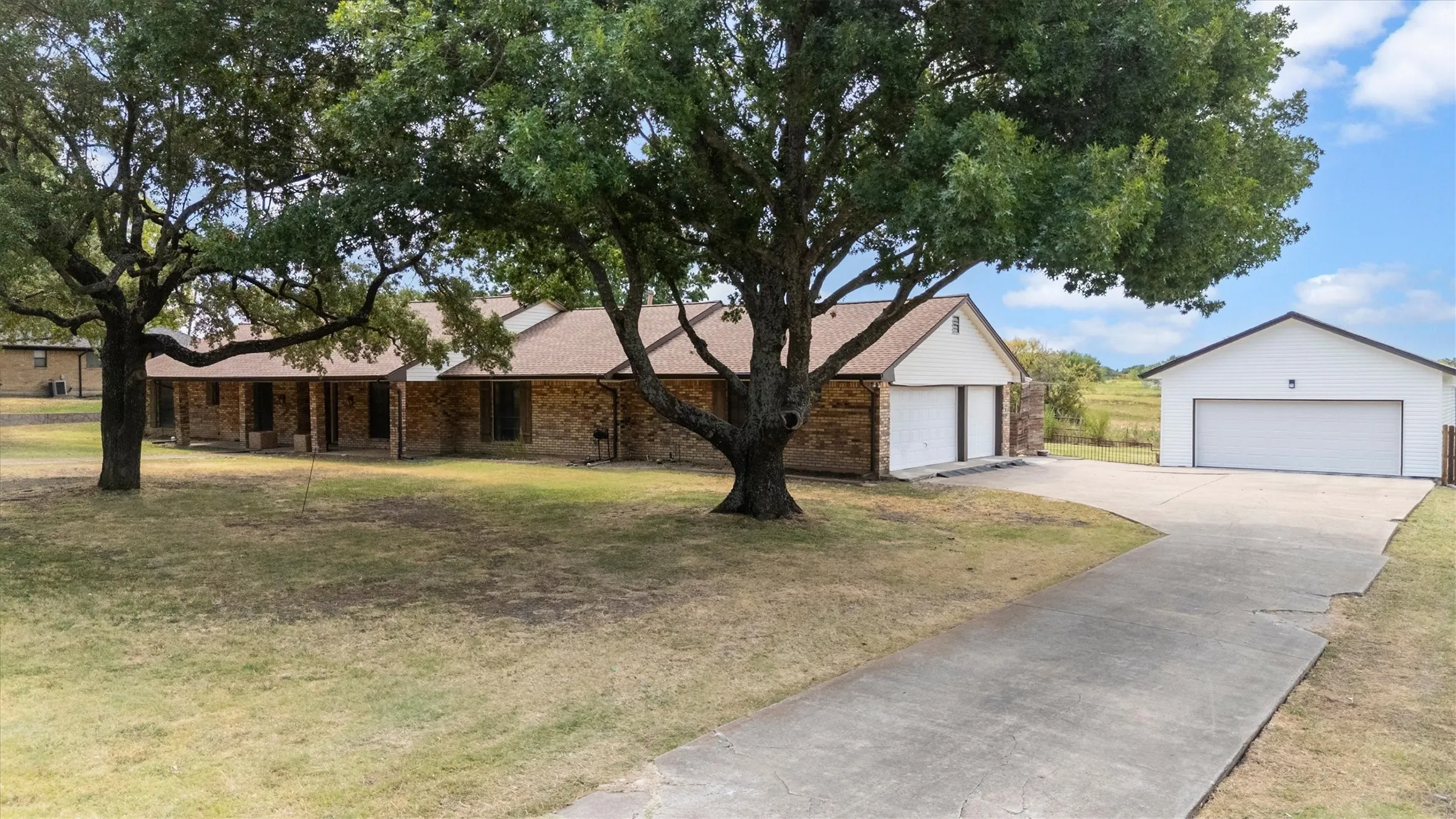 Single Family Residence For Sale in Rockwall County , 5 Crestview Circle, Rockwall, Texas 75087, 4 Bedroom, 3 Bathroom, 5 Garage spaces, 2,656 Sqft, built in 1987, mls#21369973, Real Estate Agent in Rockwall, Homes For Sale in Rockwall county, Homes For Sale in Rockwall, Realtor in Rockwall Texas, Real Estate Brokerage Independent Realty Texas, Luminita Cordes Realtor