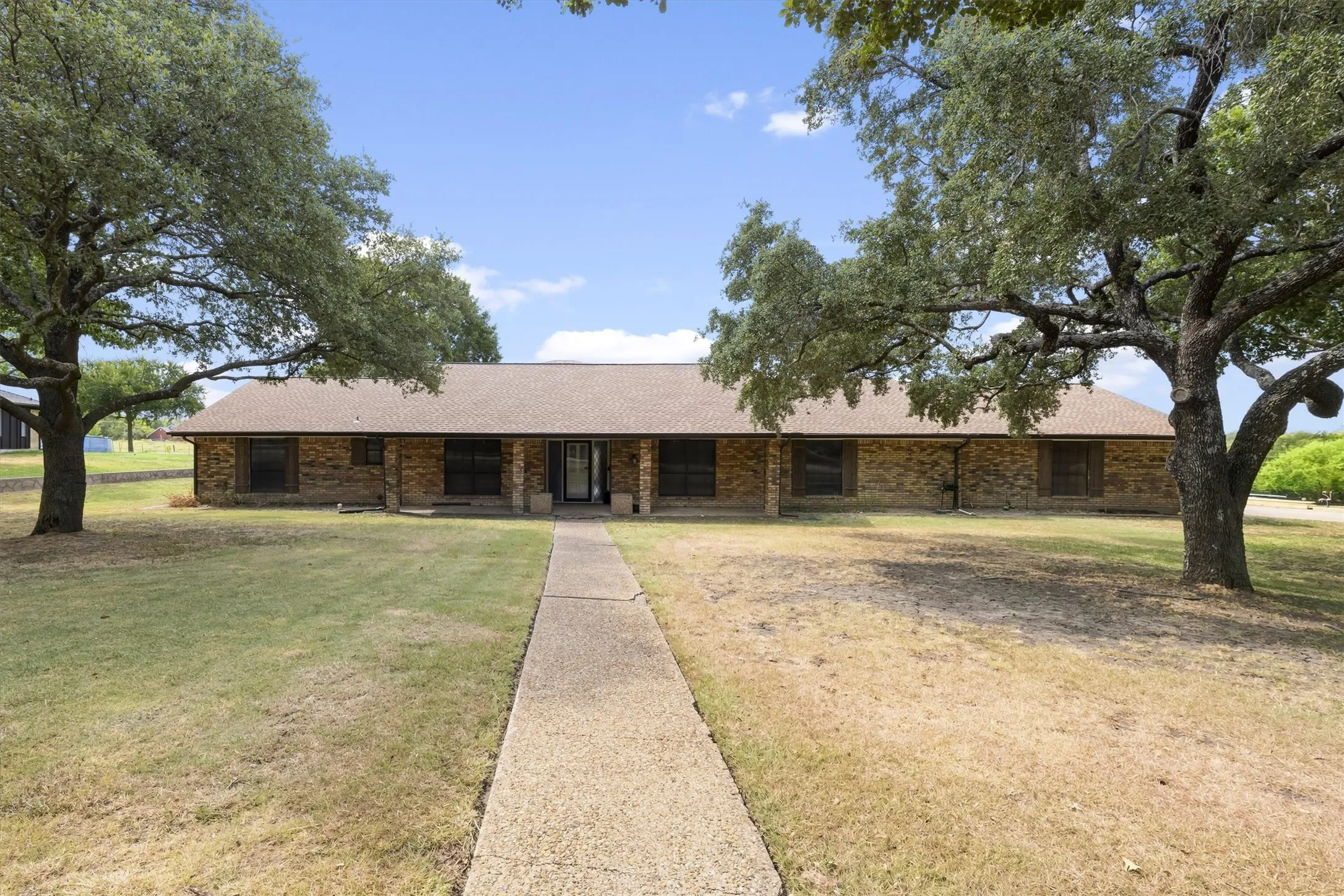 Single Family Residence For Sale in Rockwall County , 5 Crestview Circle, Rockwall, Texas 75087, 4 Bedroom, 3 Bathroom, 5 Garage spaces, 2,656 Sqft, built in 1987, mls#21369973, Real Estate Agent in Rockwall, Homes For Sale in Rockwall county, Homes For Sale in Rockwall, Realtor in Rockwall Texas, Real Estate Brokerage Independent Realty Texas, Luminita Cordes Realtor