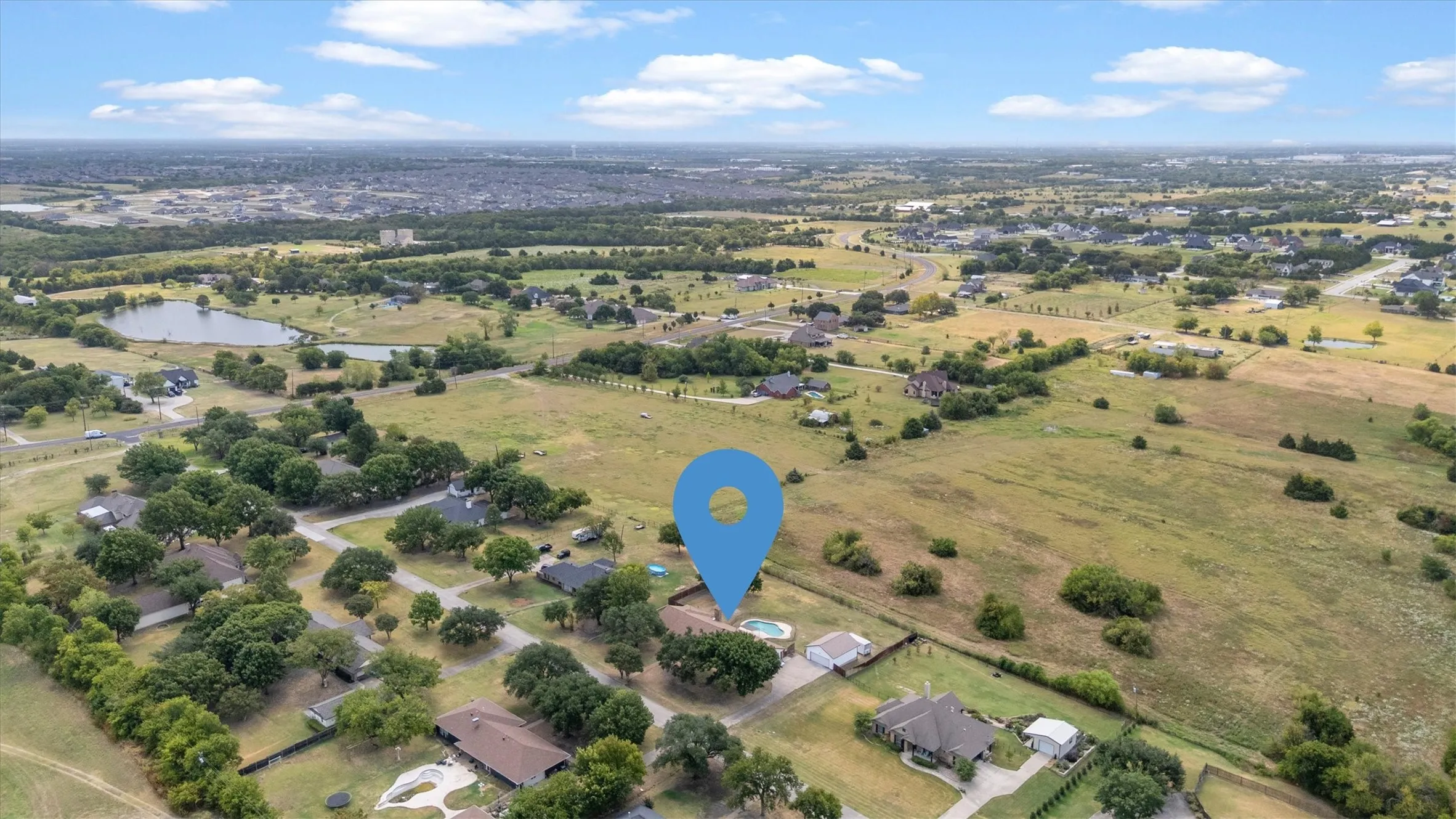 Single Family Residence For Sale in Rockwall County , 5 Crestview Circle, Rockwall, Texas 75087, 4 Bedroom, 3 Bathroom, 5 Garage spaces, 2,656 Sqft, built in 1987, mls#21369973, Real Estate Agent in Rockwall, Homes For Sale in Rockwall county, Homes For Sale in Rockwall, Realtor in Rockwall Texas, Real Estate Brokerage Independent Realty Texas, Luminita Cordes Realtor