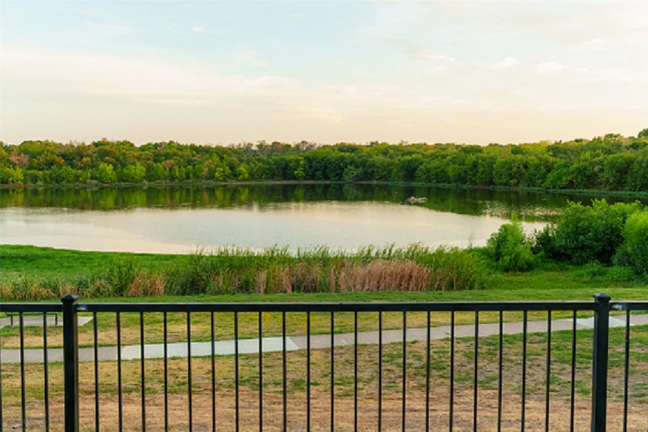 Single Family Residence For Rent in Tarrant County , 10400 Lake Park Drive, Fort Worth, Texas 76053, 4 Bedroom, 2 Bathroom, 2 Garage spaces, 1,925 Sqft, built in 2002, mls#21370403, Real Estate Agent in Fort Worth, Homes For Rent in Tarrant county, Homes For Rent in Fort Worth, Realtor in Fort Worth Texas, Real Estate Brokerage Independent Realty Texas, Luminita Cordes Realtor