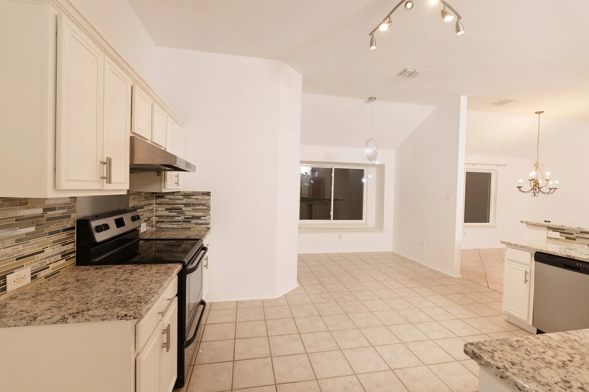 Single Family Residence For Rent in Tarrant County , 10400 Lake Park Drive, Fort Worth, Texas 76053, 4 Bedroom, 2 Bathroom, 2 Garage spaces, 1,925 Sqft, built in 2002, mls#21370403, Real Estate Agent in Fort Worth, Homes For Rent in Tarrant county, Homes For Rent in Fort Worth, Realtor in Fort Worth Texas, Real Estate Brokerage Independent Realty Texas, Luminita Cordes Realtor
