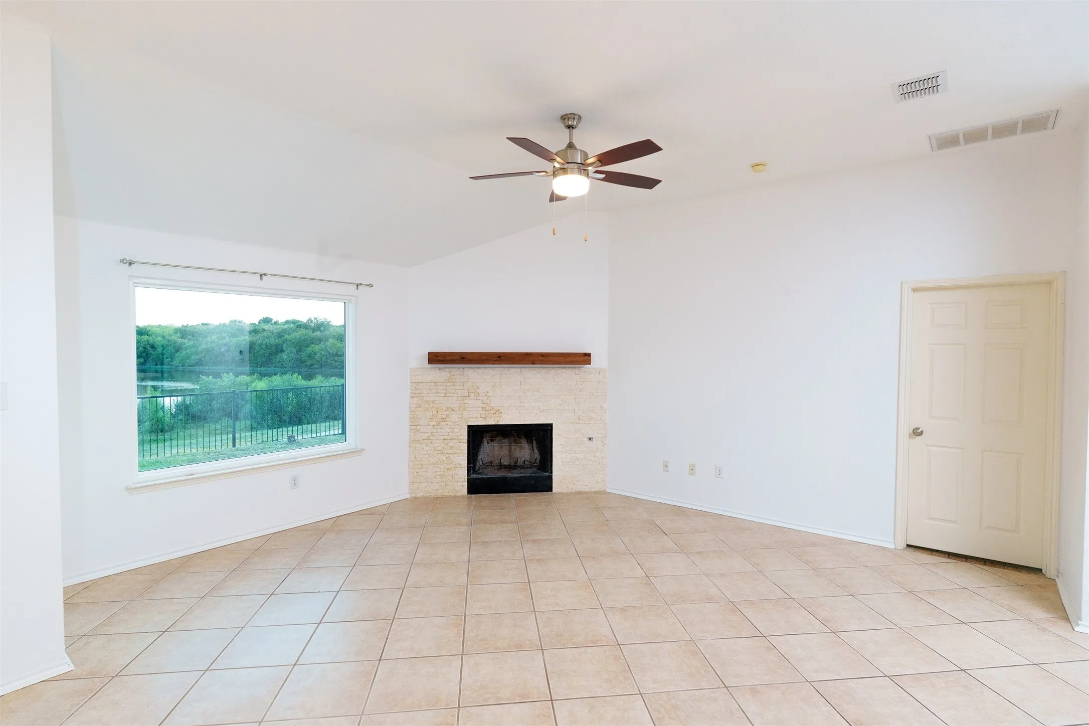 Single Family Residence For Rent in Tarrant County , 10400 Lake Park Drive, Fort Worth, Texas 76053, 4 Bedroom, 2 Bathroom, 2 Garage spaces, 1,925 Sqft, built in 2002, mls#21370403, Real Estate Agent in Fort Worth, Homes For Rent in Tarrant county, Homes For Rent in Fort Worth, Realtor in Fort Worth Texas, Real Estate Brokerage Independent Realty Texas, Luminita Cordes Realtor
