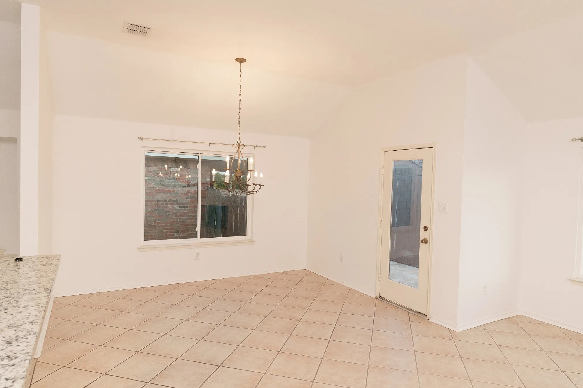 Single Family Residence For Rent in Tarrant County , 10400 Lake Park Drive, Fort Worth, Texas 76053, 4 Bedroom, 2 Bathroom, 2 Garage spaces, 1,925 Sqft, built in 2002, mls#21370403, Real Estate Agent in Fort Worth, Homes For Rent in Tarrant county, Homes For Rent in Fort Worth, Realtor in Fort Worth Texas, Real Estate Brokerage Independent Realty Texas, Luminita Cordes Realtor