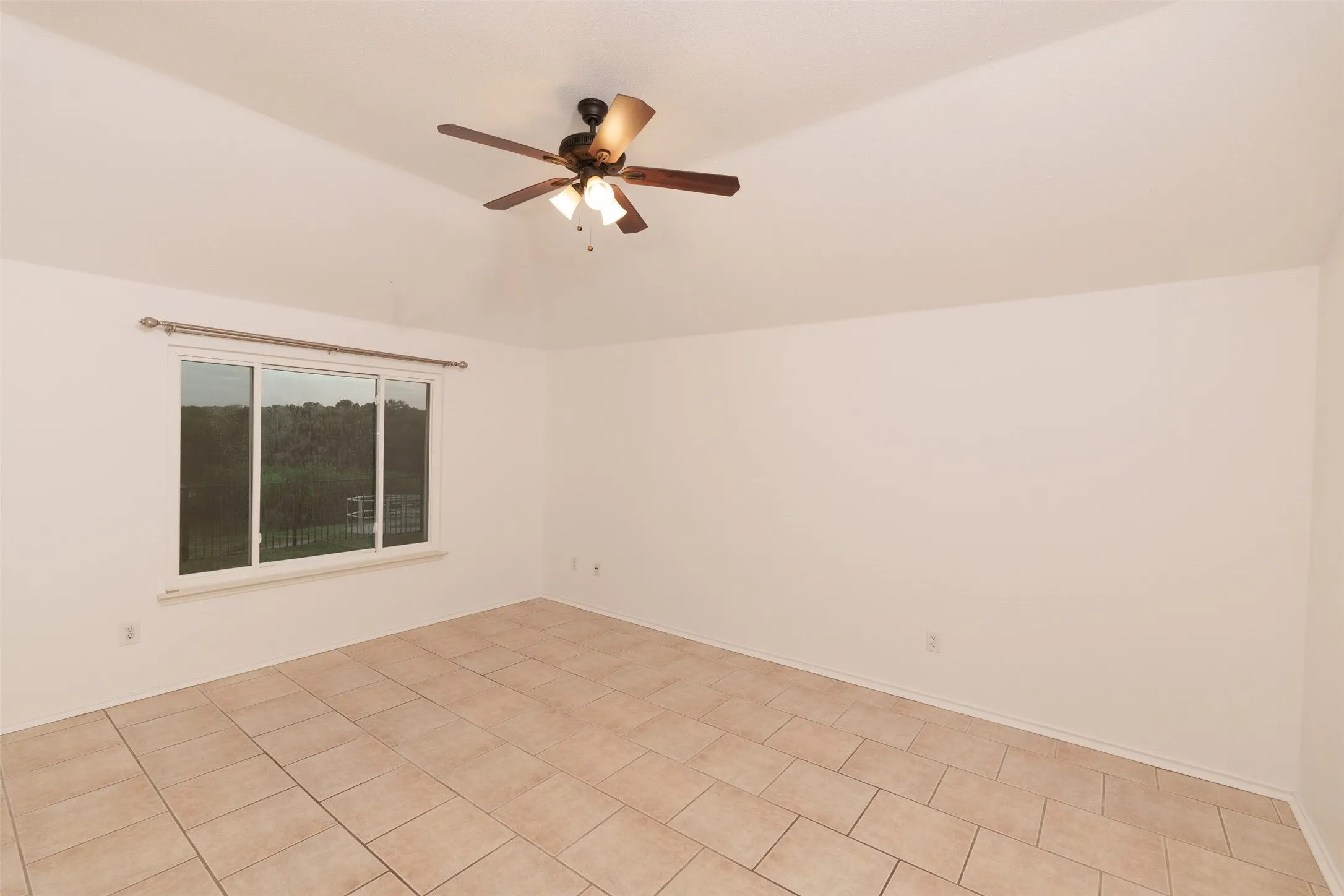 Single Family Residence For Rent in Tarrant County , 10400 Lake Park Drive, Fort Worth, Texas 76053, 4 Bedroom, 2 Bathroom, 2 Garage spaces, 1,925 Sqft, built in 2002, mls#21370403, Real Estate Agent in Fort Worth, Homes For Rent in Tarrant county, Homes For Rent in Fort Worth, Realtor in Fort Worth Texas, Real Estate Brokerage Independent Realty Texas, Luminita Cordes Realtor