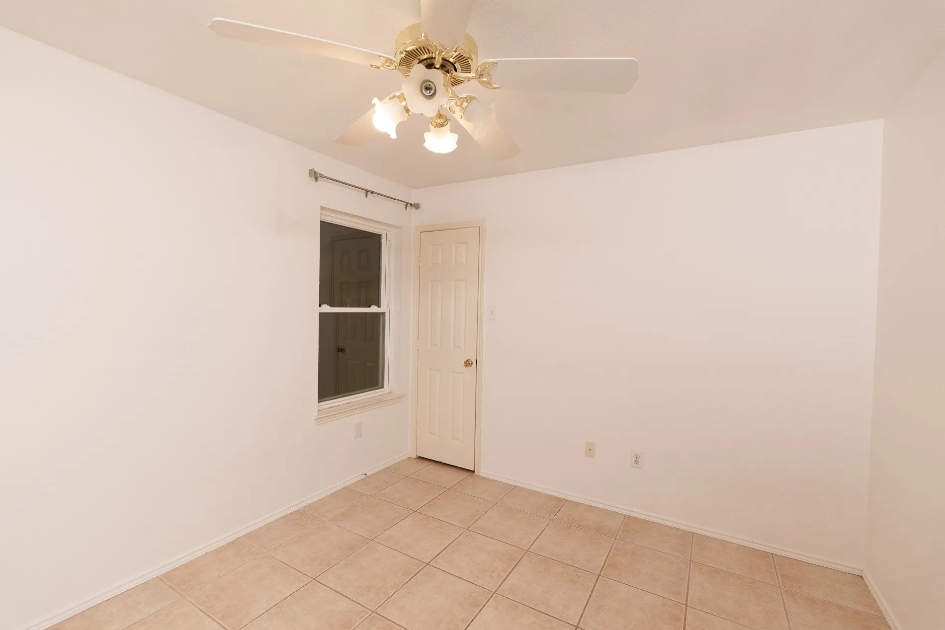 Single Family Residence For Rent in Tarrant County , 10400 Lake Park Drive, Fort Worth, Texas 76053, 4 Bedroom, 2 Bathroom, 2 Garage spaces, 1,925 Sqft, built in 2002, mls#21370403, Real Estate Agent in Fort Worth, Homes For Rent in Tarrant county, Homes For Rent in Fort Worth, Realtor in Fort Worth Texas, Real Estate Brokerage Independent Realty Texas, Luminita Cordes Realtor